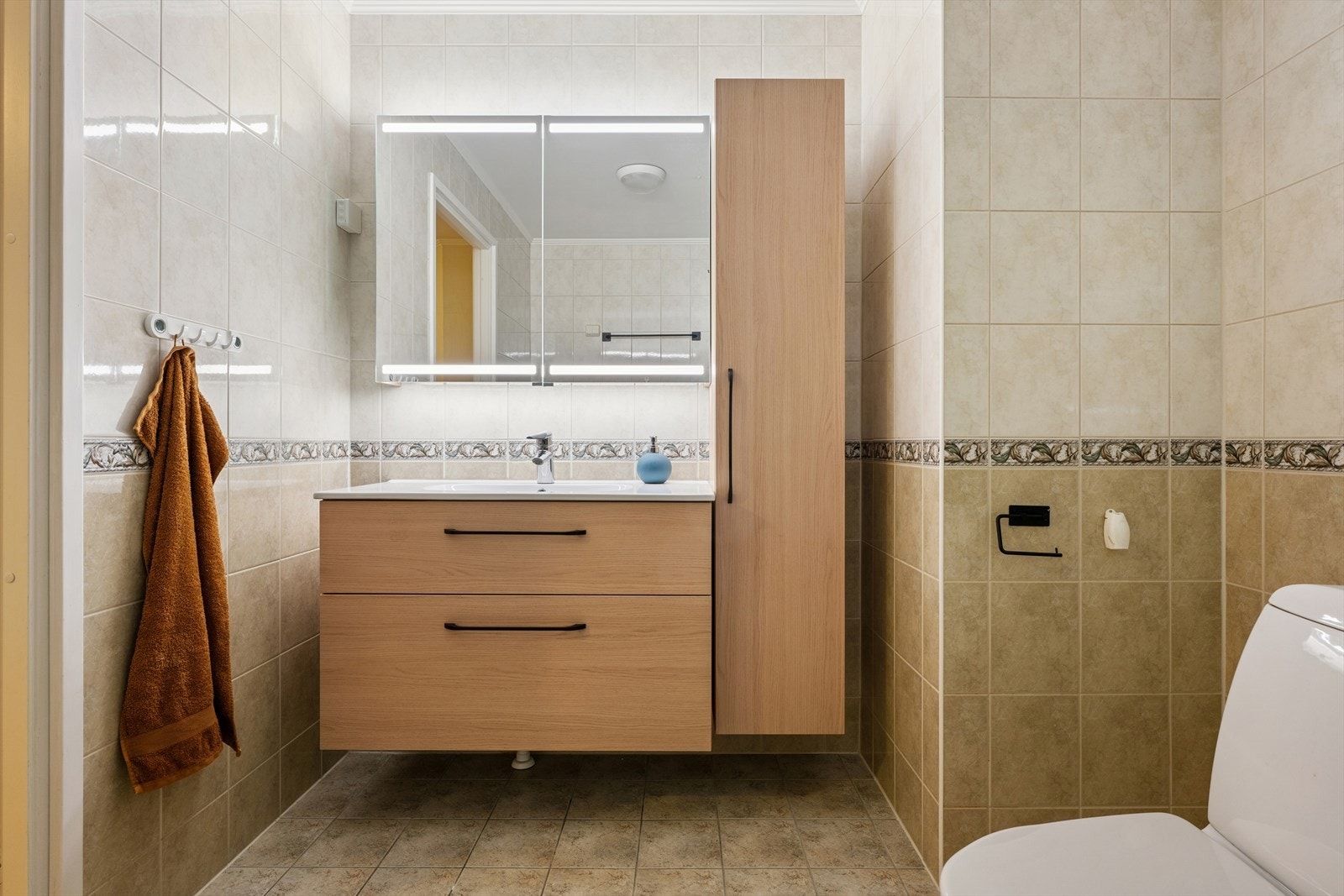 Pent flislagt bad med nyere inventar og varme på gulv. Galleribilde