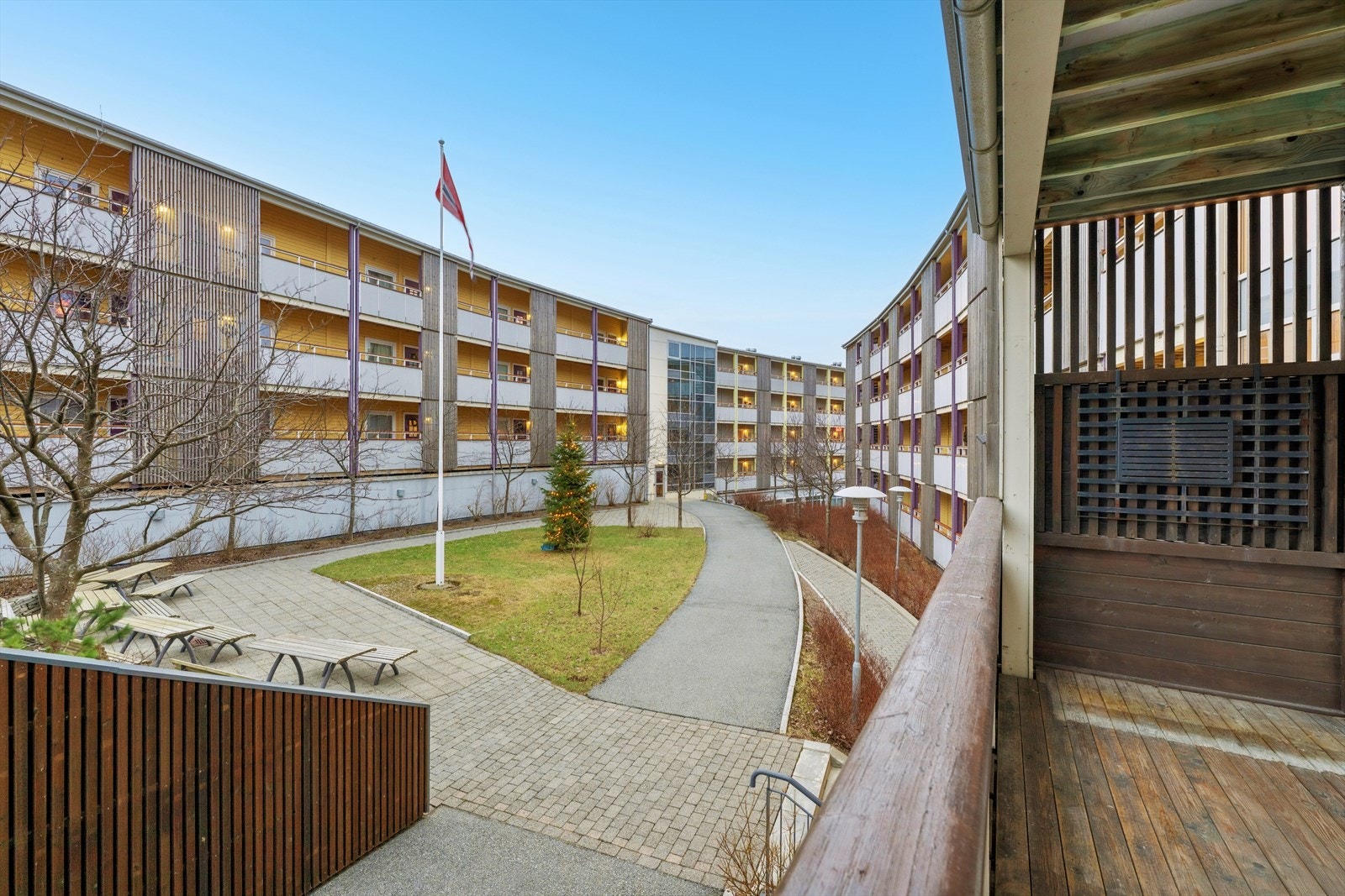 Utgang til en lun balkong på ca. 8 kvm, vendt mot sør og med utsikt til fellesarealene. Galleribilde