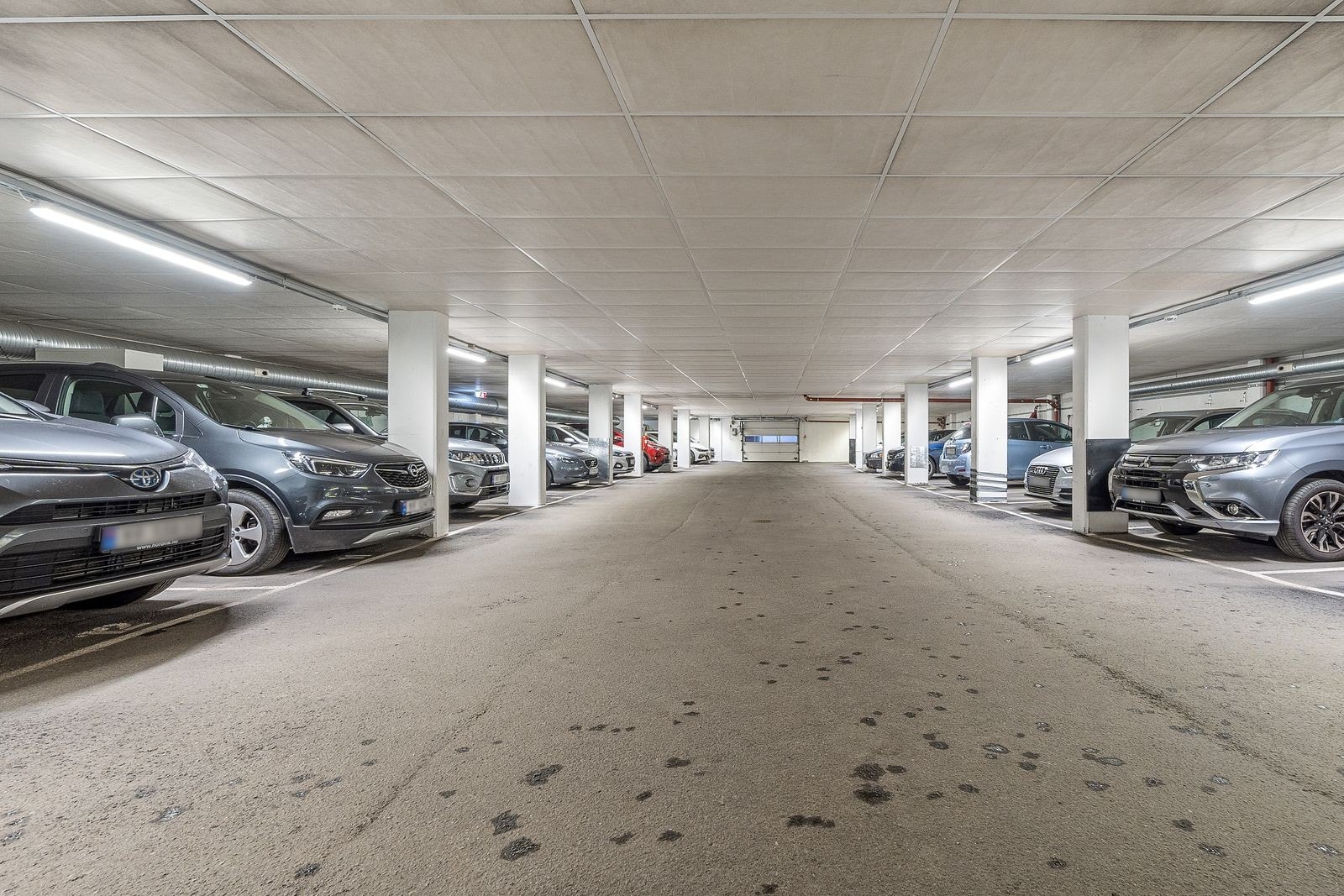 Praktisk garasje hvor leiligheten disponerer én plass. Galleribilde