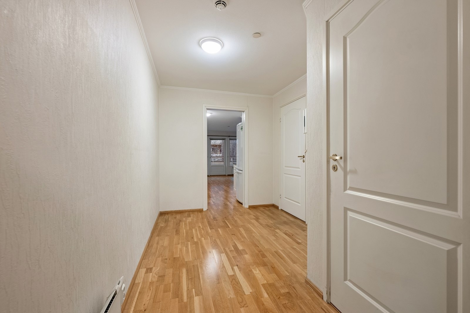 Gangparti med god plass for garderobeskap, kommode eller annet inventar. Galleribilde