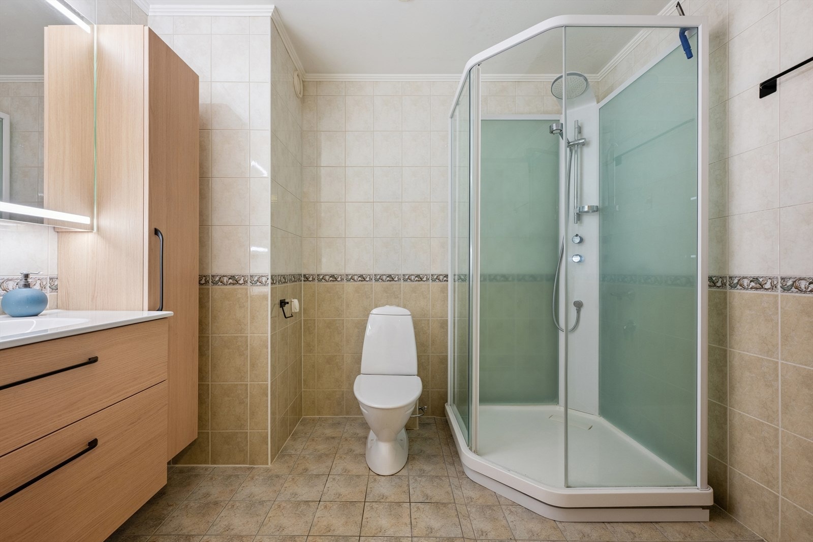 Dusjkabinett og baderoms innredningen ble skiftet i 2022. Galleribilde