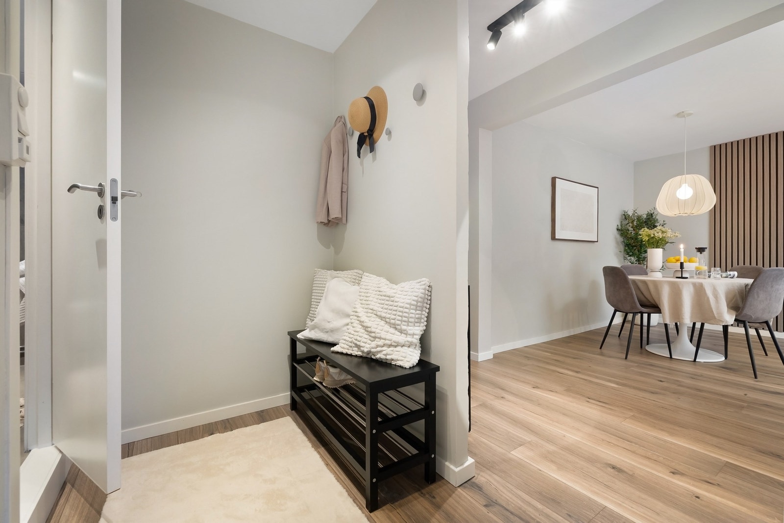 Lys og innbydende entré med god plass til sko og jakkeavheng, samt oppbevaringsmøbel etter eget ønske og behov Galleribilde