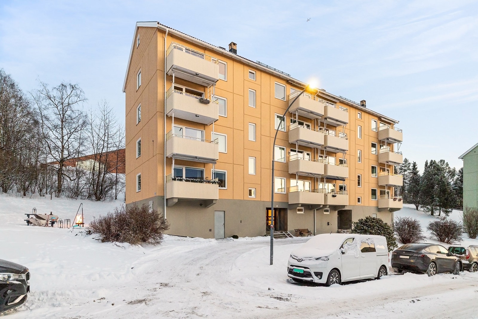 Traverveien 26 har en flott beliggenhet og er omkranset av store grøntarealer Galleribilde