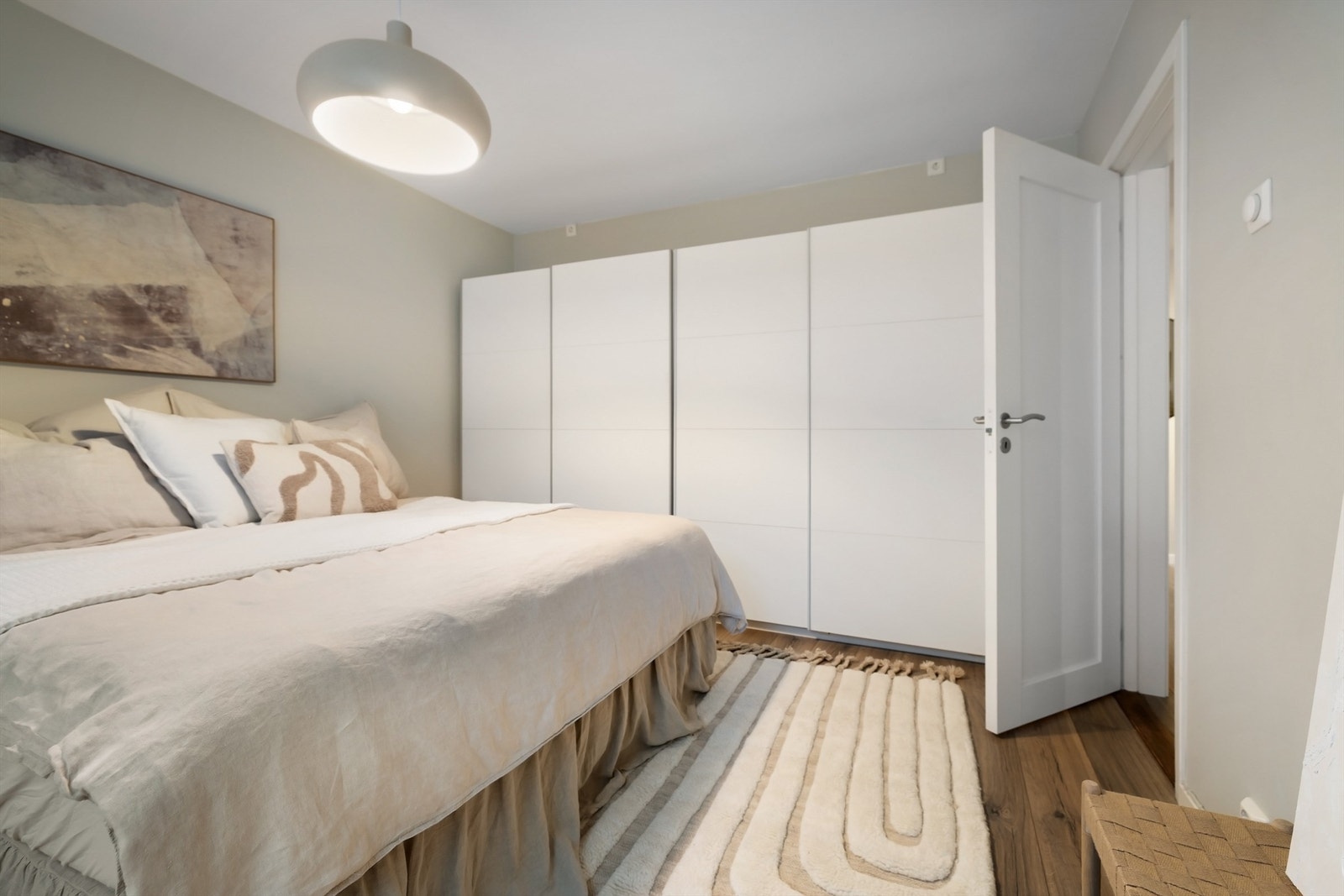 God lagringsplass i plassbygd, skyvedørsgarderobe Galleribilde