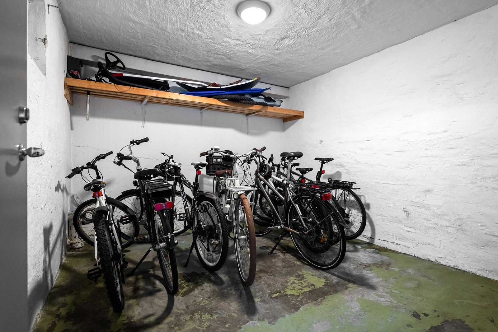 Oppgangen har egen sykkelbod ved inngangspartiet. Praktisk og effektivt for både store og små! Galleribilde