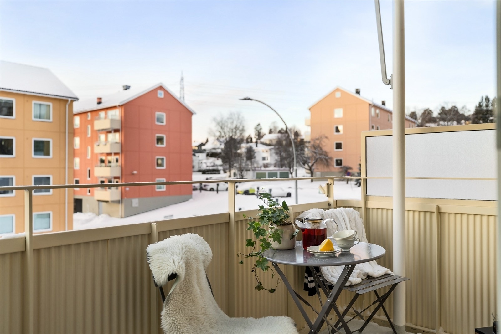 Balkongen strekker seg langs deler av stuen og byr på ettermiddag- og kveldssol Galleribilde