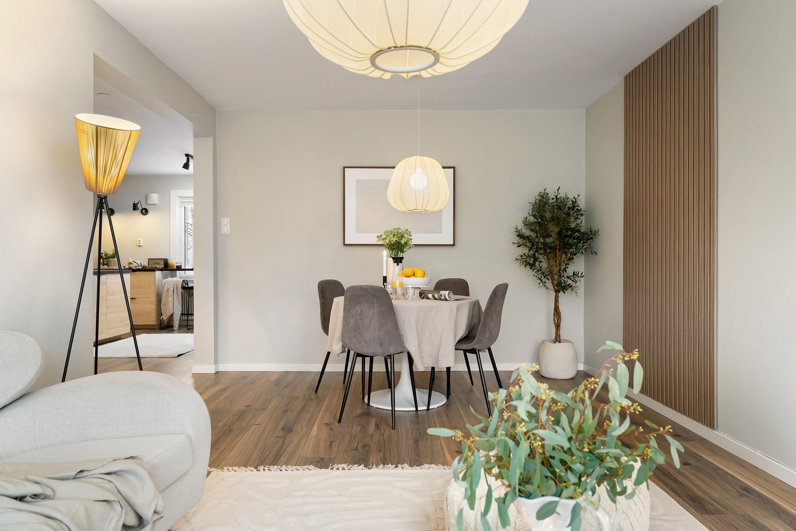 Tiltalende og moderne stue med en lys og luftig romfølelse Galleribilde