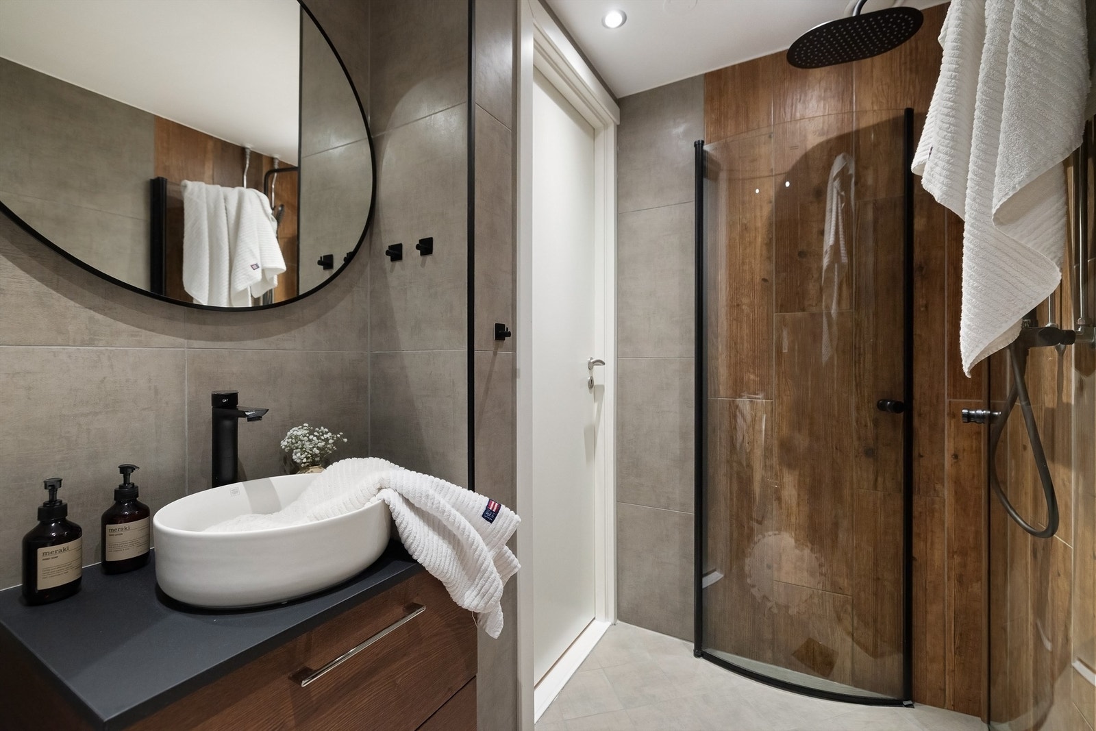 Delikat, flislagt baderom bad pusset opp i 2021 med varmekabler, downlights i himling og opplegg for vaskemaskin Galleribilde