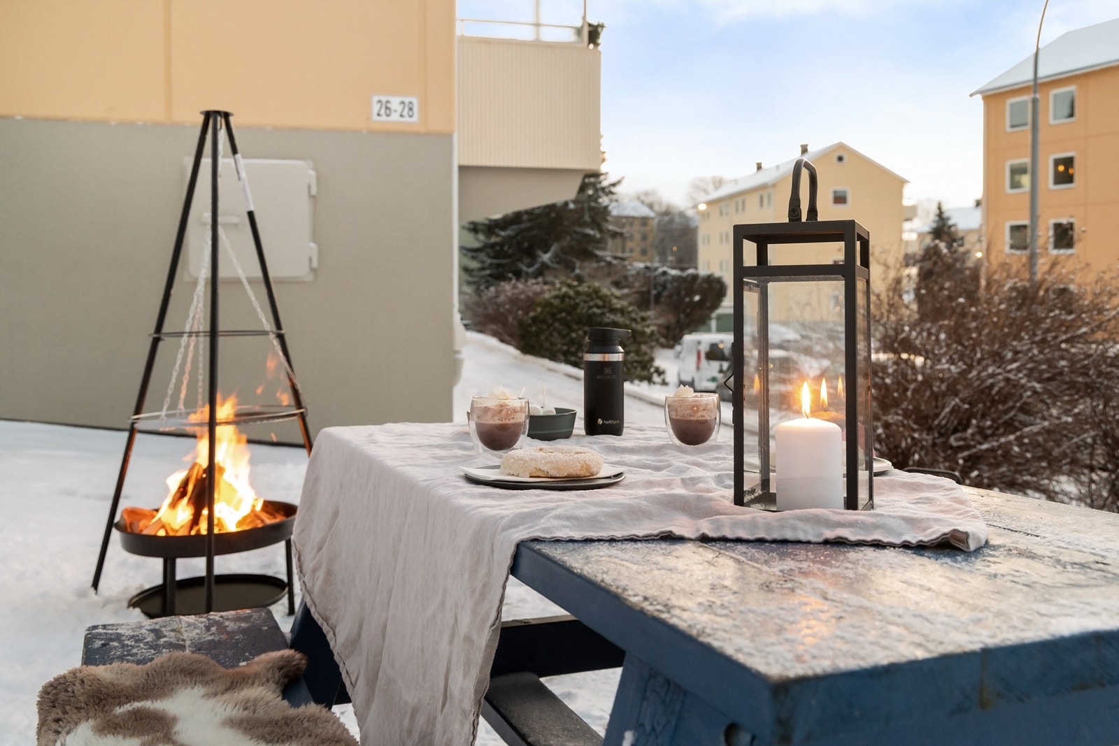 På siden av blokken er det satt ut sittegruppe som innbyr til grilling, mens barna aker, sparkesykler eller hopper paradis Galleribilde