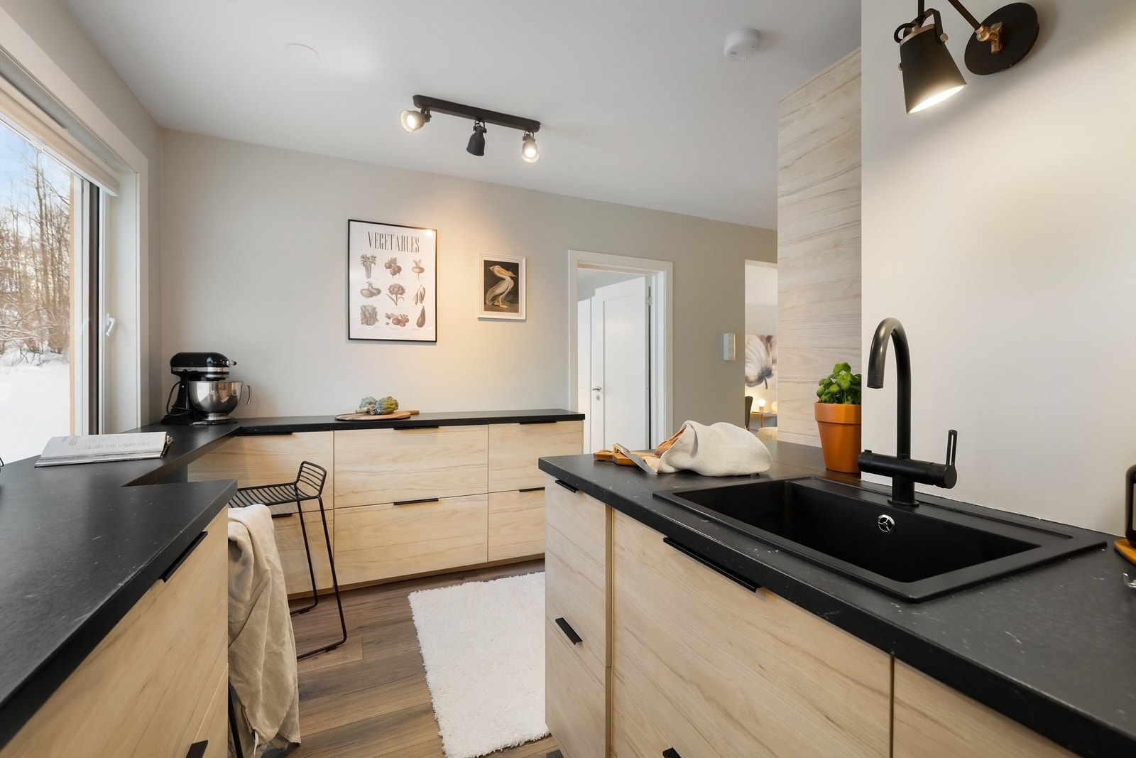 En slik type kjøkkenløsning tilfredsstiller mange behov, for deg som ønsker mye benk- og skapplass og for deg som ønsker en god kommunikasjon med gjestene i stuen Galleribilde