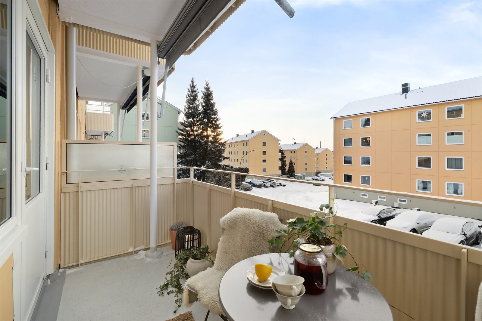 Her er det god plass til utemøblement som både sittegruppe og grill - det er tillatt med el- og/eller gassgrill på balkongene Galleribilde