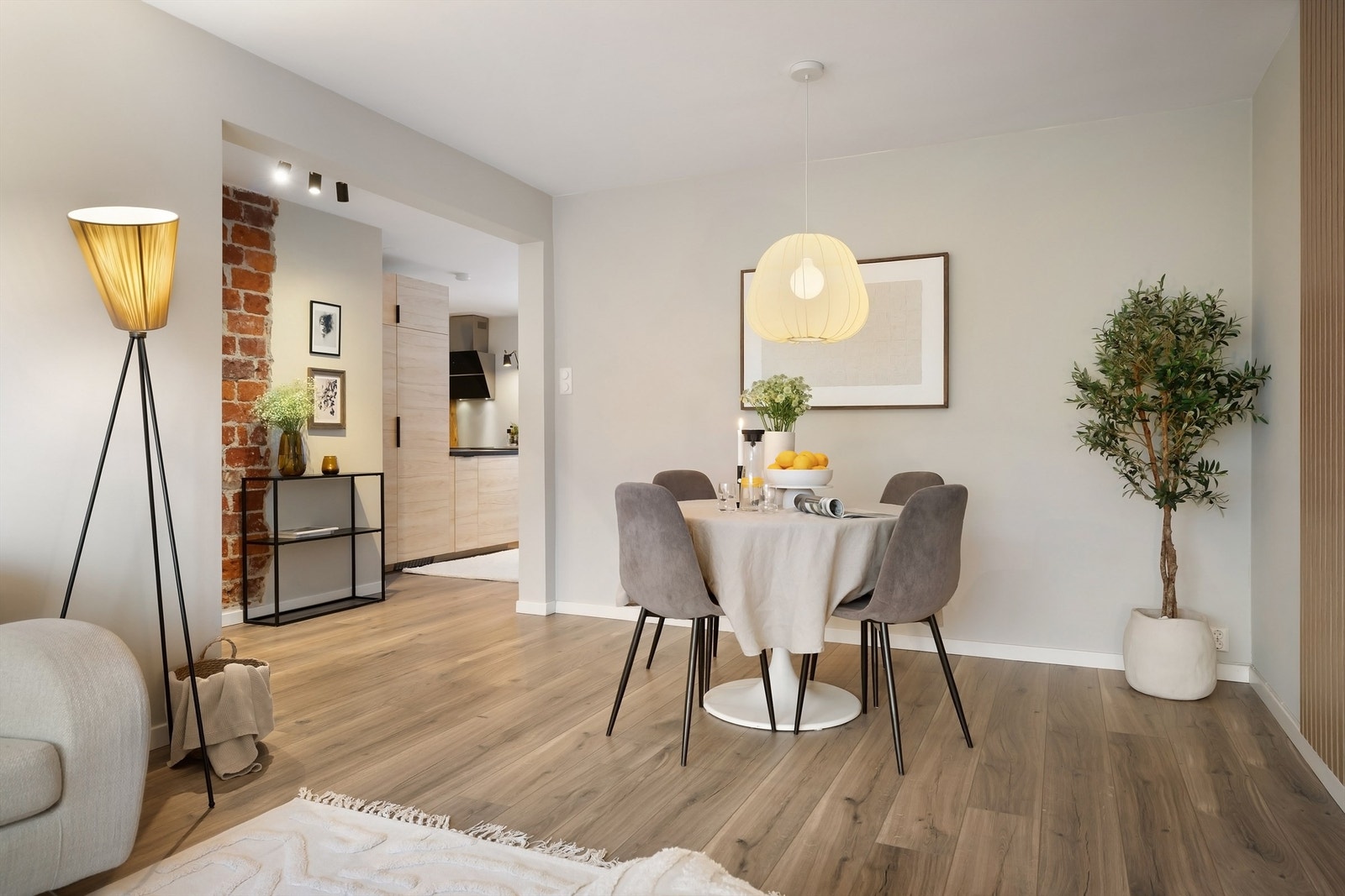 Her er det god plass til sofa med tilhørende salongbord og tv-seksjon, du har også god plass til en romslig spisestue Galleribilde