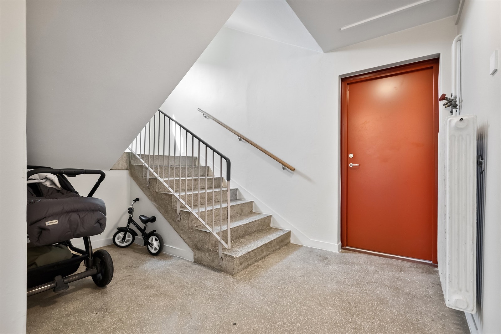 Det er god plass til barnevogn og sykler i oppgangen, i tillegg disponerer boligen to boder på hhv. 4 kvm og 10 kvm gulvareal Galleribilde