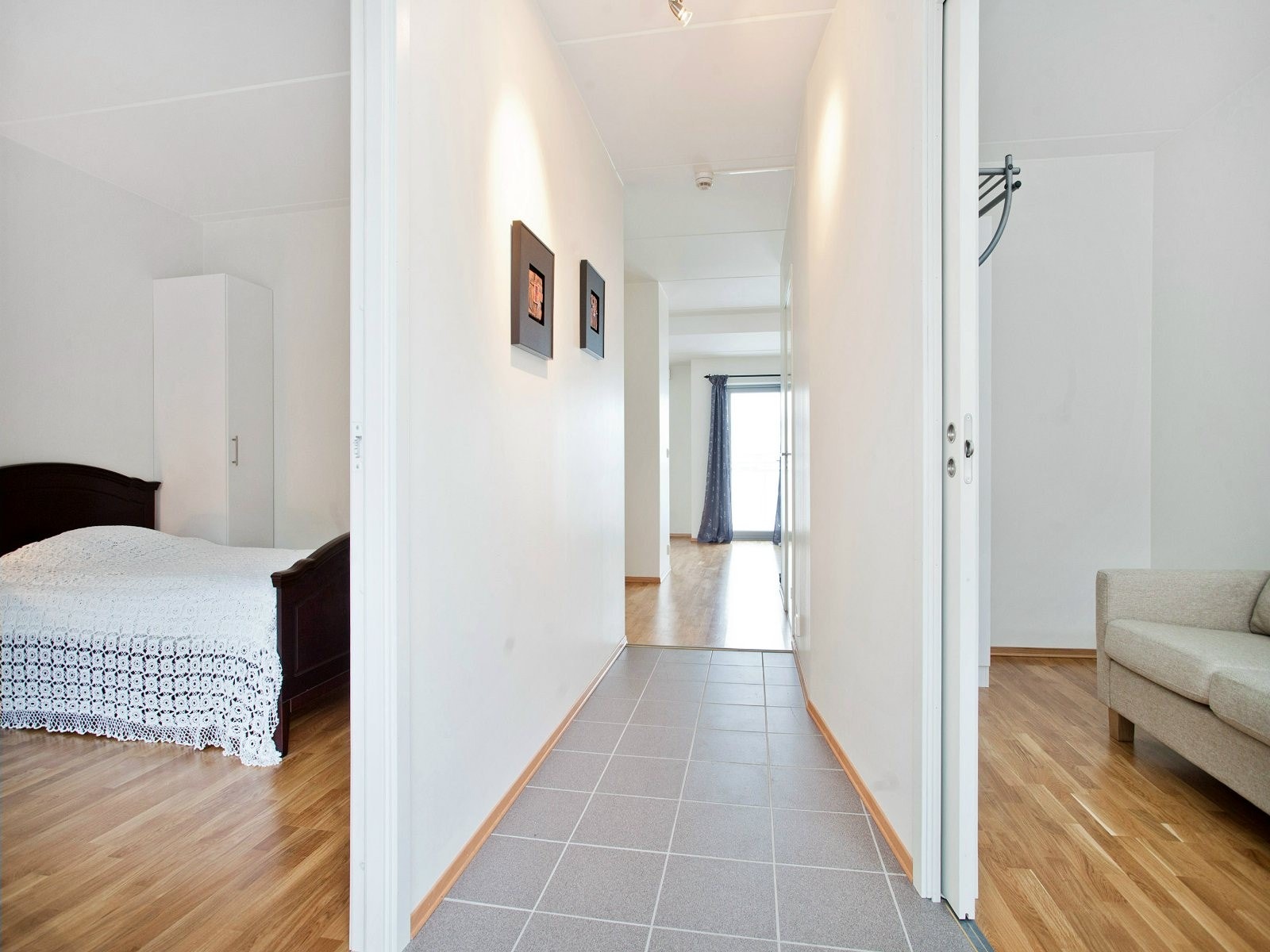 Entré med varmekabler i fliselagt gulv Galleribilde