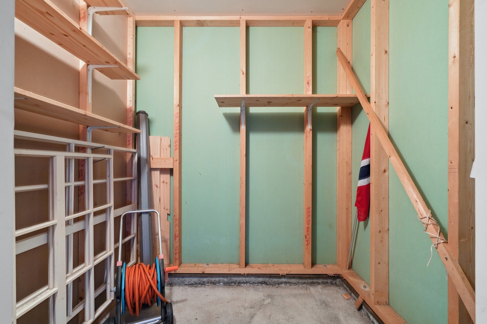 Her er det hylleinnredning og innredning som sørger for god oppbevaringsplass. Galleribilde