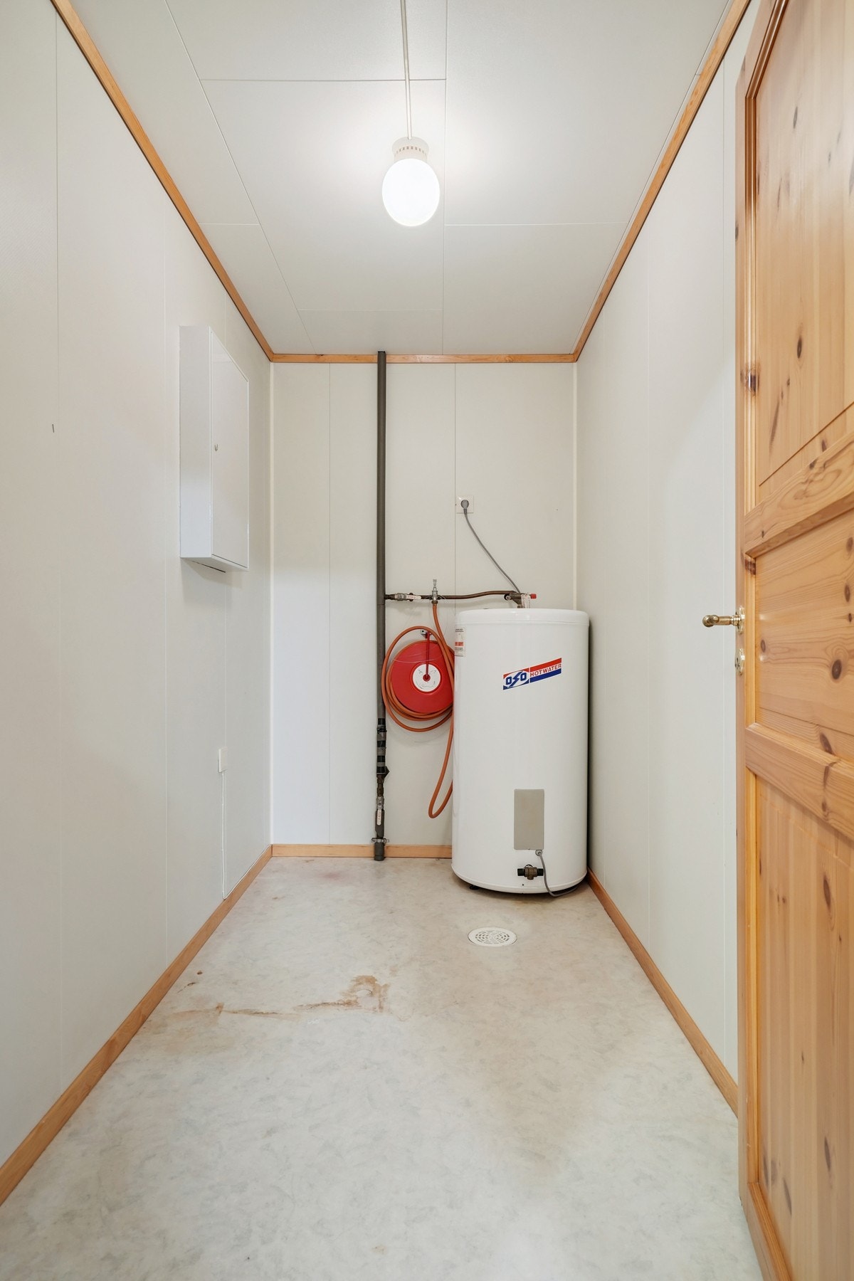 Bod med oppbevaringsplass. Varmtvannstank montert her. Sluk i gulvet. Galleribilde