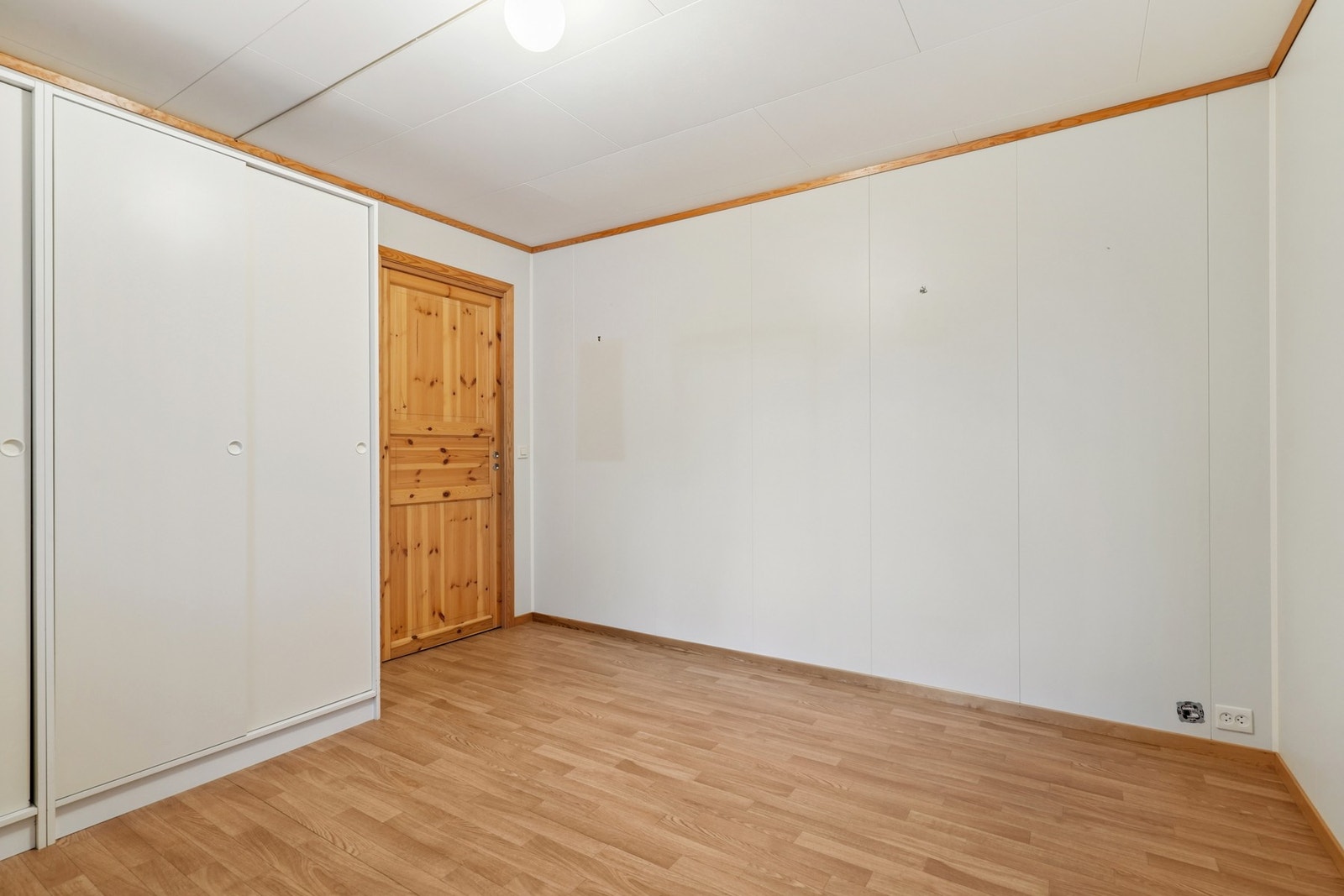 Det er montert en romslig garderobeløsning som medfølger i handelen. Galleribilde