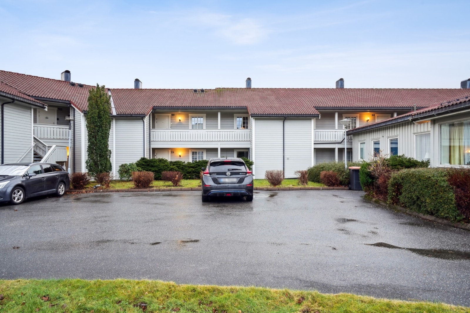 Sameiet har 11 disponible parkeringsplasser ifølge styreleder, ingen fast plass som tilhører leilighetene. Galleribilde