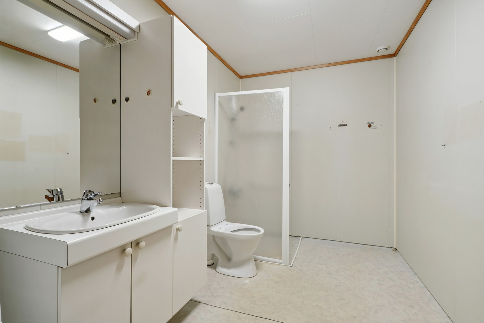 - og dusj med dusjvegg. Våtrommet må oppgraderes for å tåle normal bruk etter dagens krav. Galleribilde