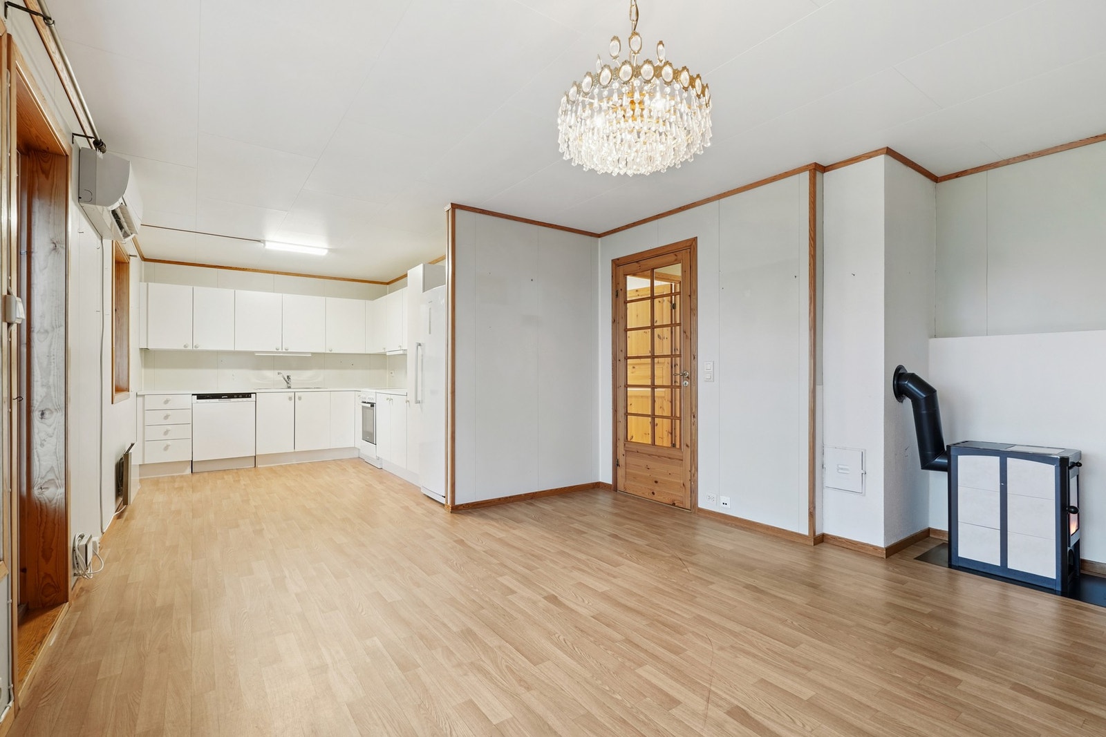 Montert både varmepumpe og vedovn på stue/kjøkken. Galleribilde