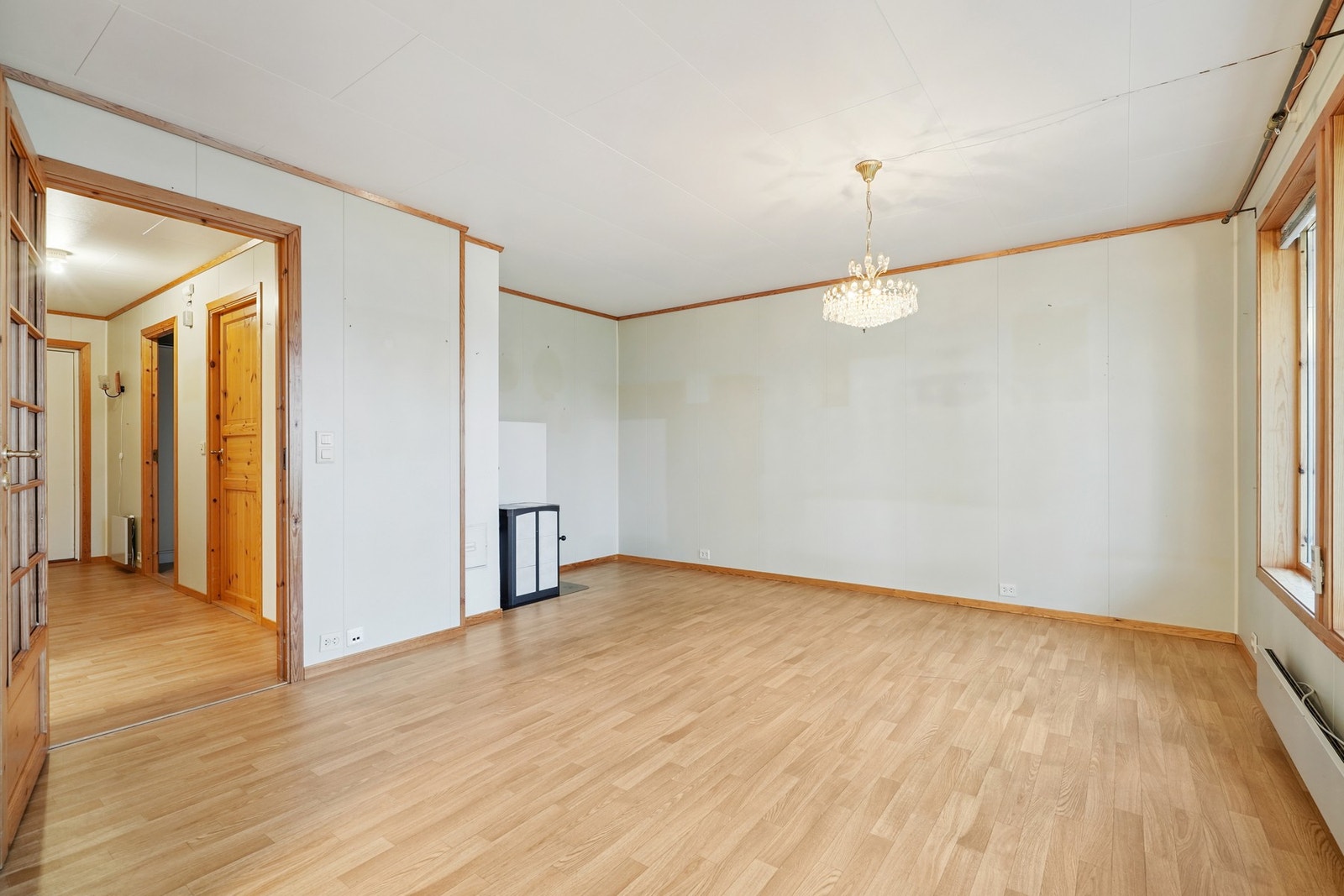 Leiligheten har hovedsakelig standard fra byggeår, og oppussing etter smak og behov må påregnes. Galleribilde