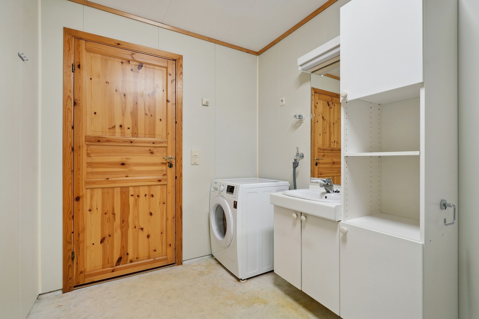 Badet har baderomsinnredning, opplegg for vaskemaskin - Galleribilde