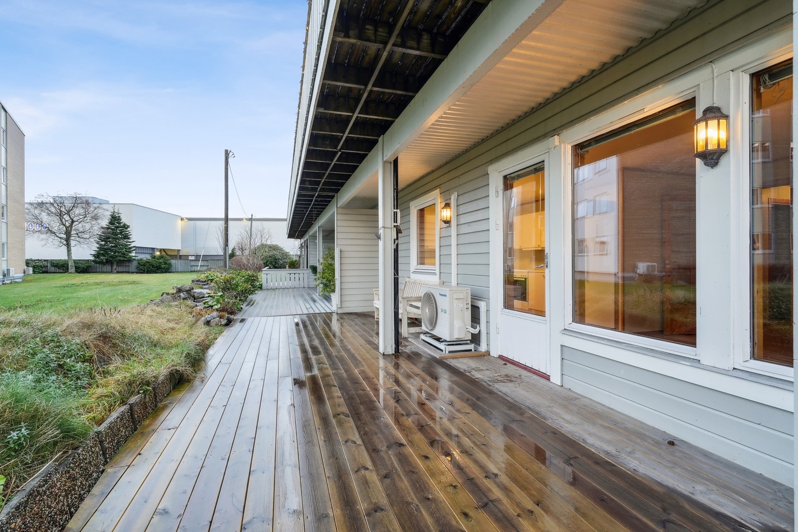 Terrassen har plass til møblering av sittegruppe. Det er montert utebelysning på veggen. Galleribilde