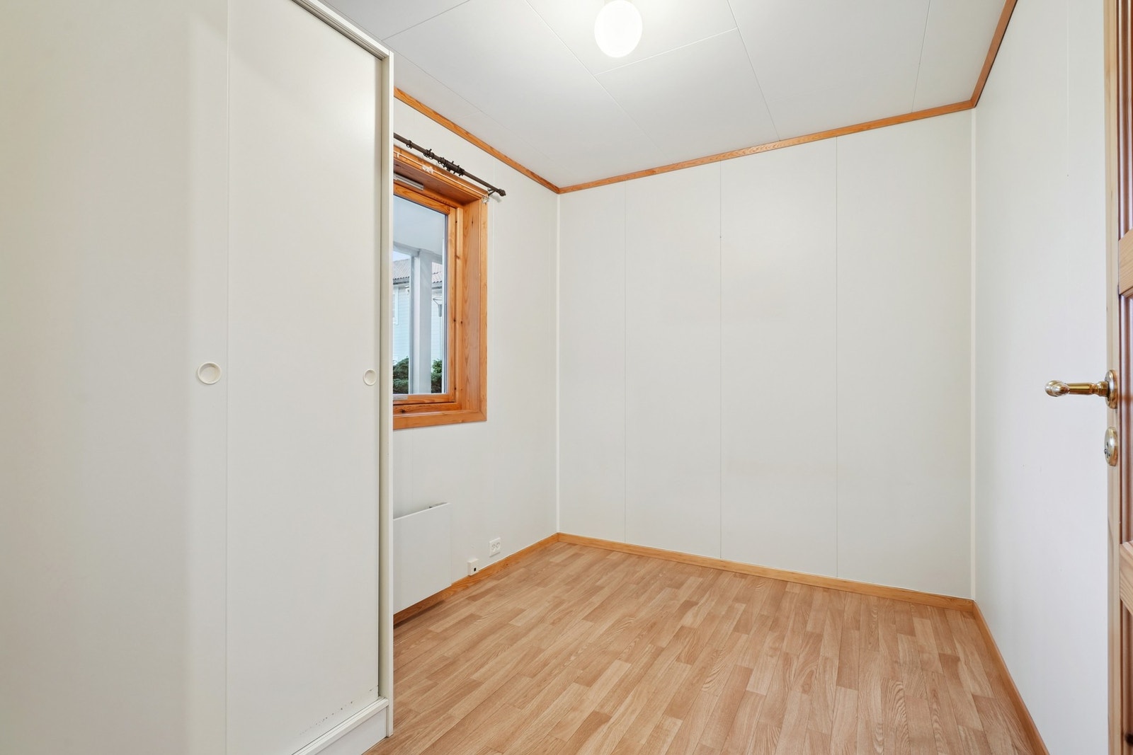 Soverom nr 2 med plass til seng og nattbord. Garderobeskap medfølger i handelen. Galleribilde