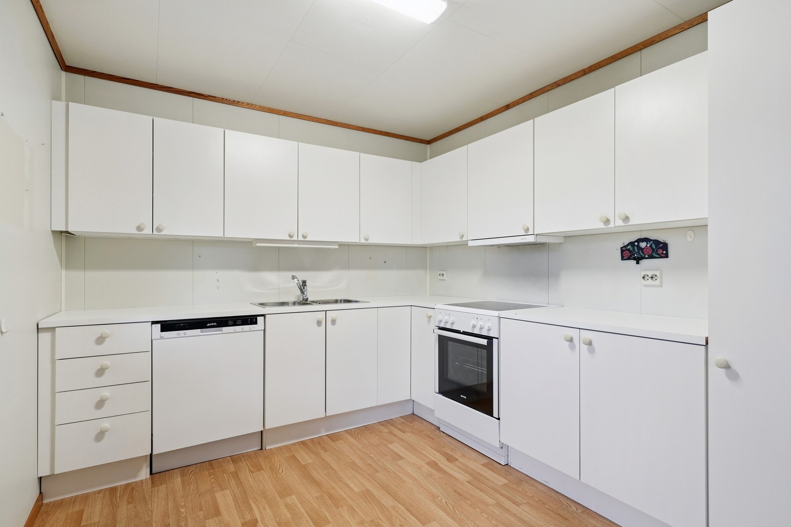 Det er godt med oppbevaringsplass på kjøkkenet. Galleribilde