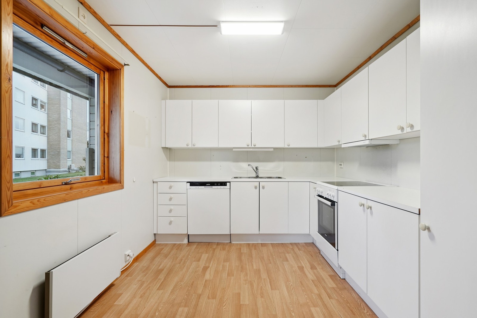 Det passer fint å møblere med en liten spisegruppe ved vinduet mot vest. Galleribilde