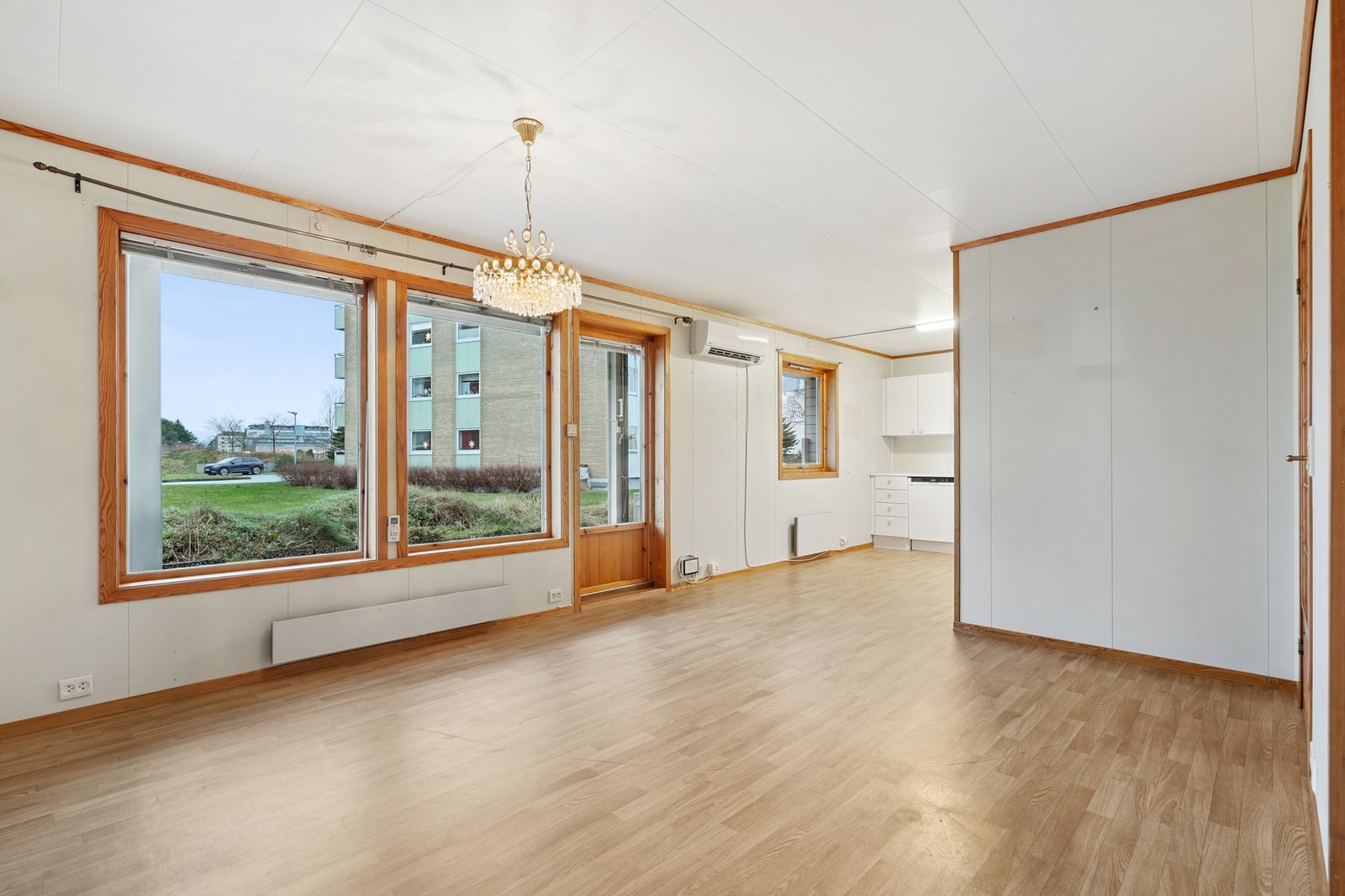 Stuen har gulvoverflater av belegg, og på veggene er det plater. Himlingsplater i innvendig tak. Galleribilde