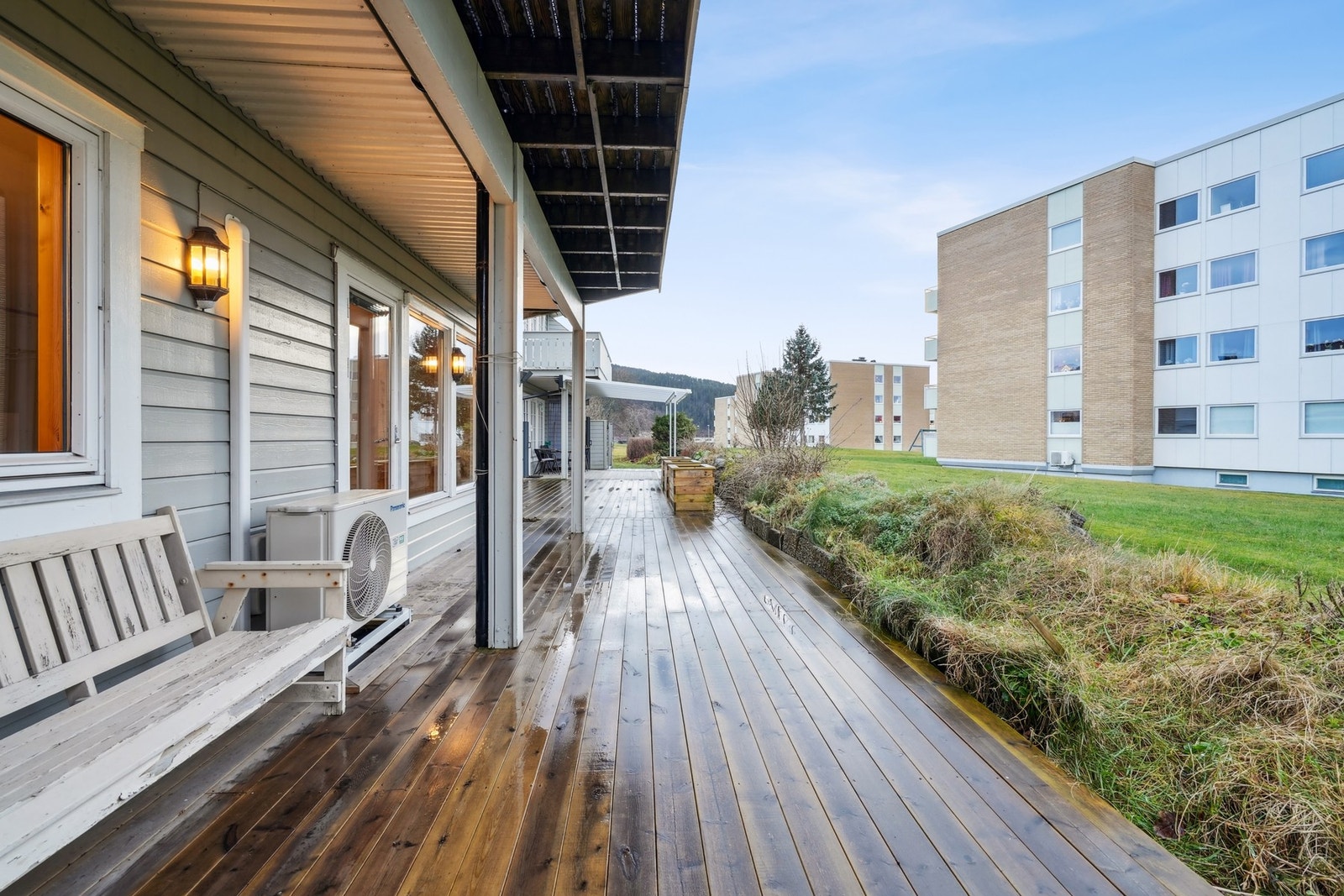 Terrassen vender mot vest og det er gode solforhold på ettermiddagen. Fin beliggenhet i populært sameie rett ved Moa senterområde. Galleribilde