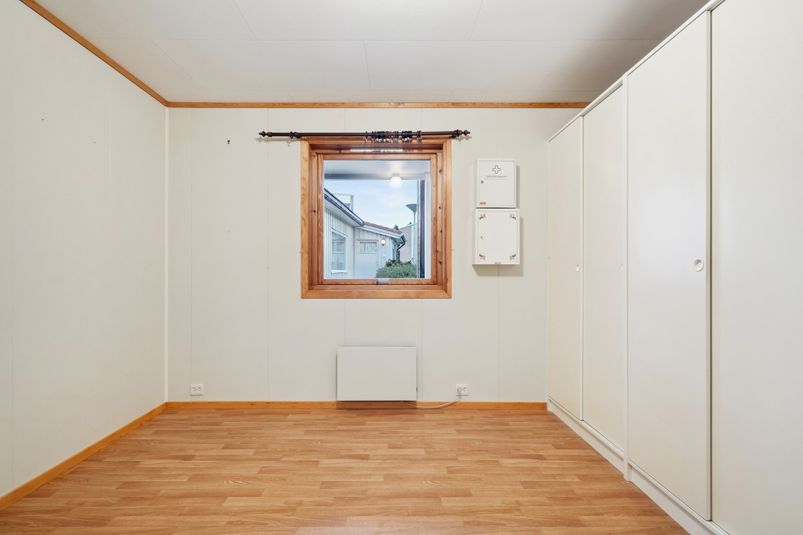 Hovedsoverom med plass til dobbeltseng og nattbord. Galleribilde