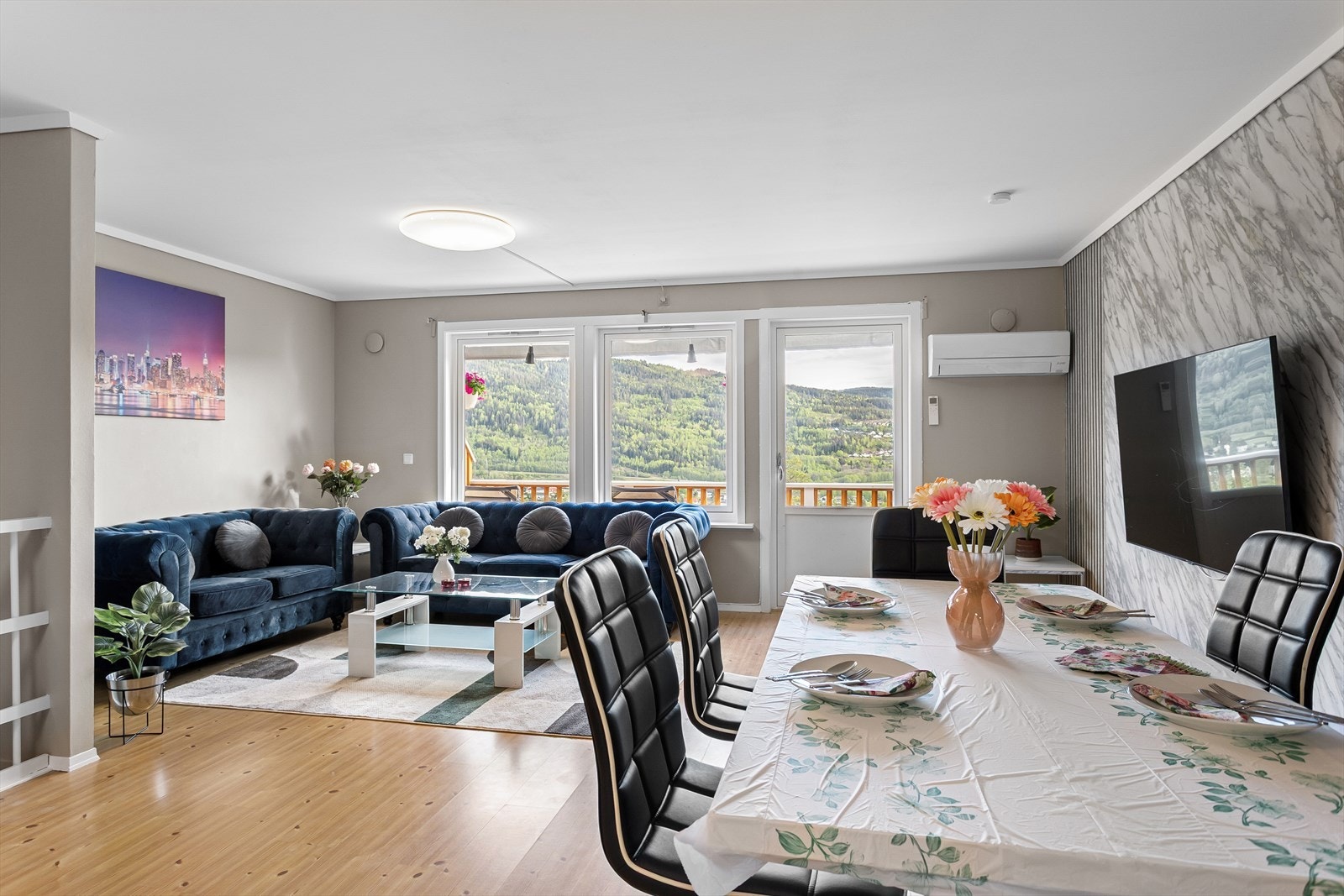 Spisebordet finner sin naturlige plass, der en kan dekke på til flere gjester. Galleribilde