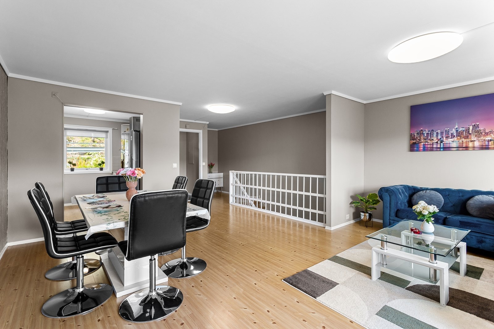 Stuen har en delvis åpen løsning mot kjøkkenet som gjør stuen til et sosialt oppholdsrom og skaper en fin romfølelse. Galleribilde