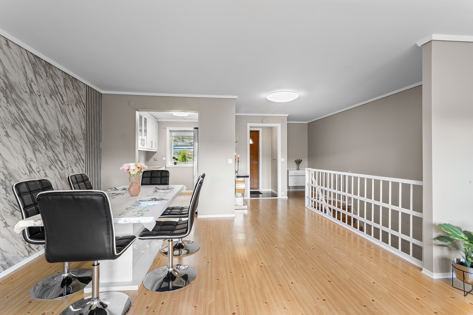 Boligen går over to etasjer og har to soverom og et moderne bad i underetasjen. Galleribilde