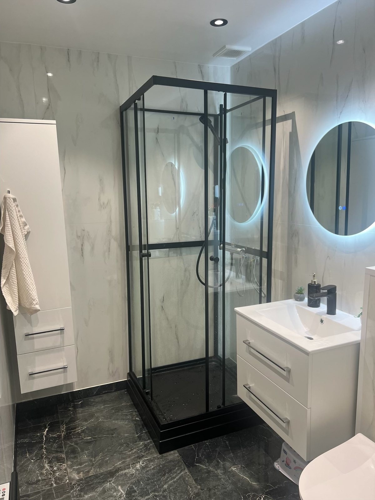 Selger har etter gjennomført takst og foto satt inn dusjkabinett. Galleribilde