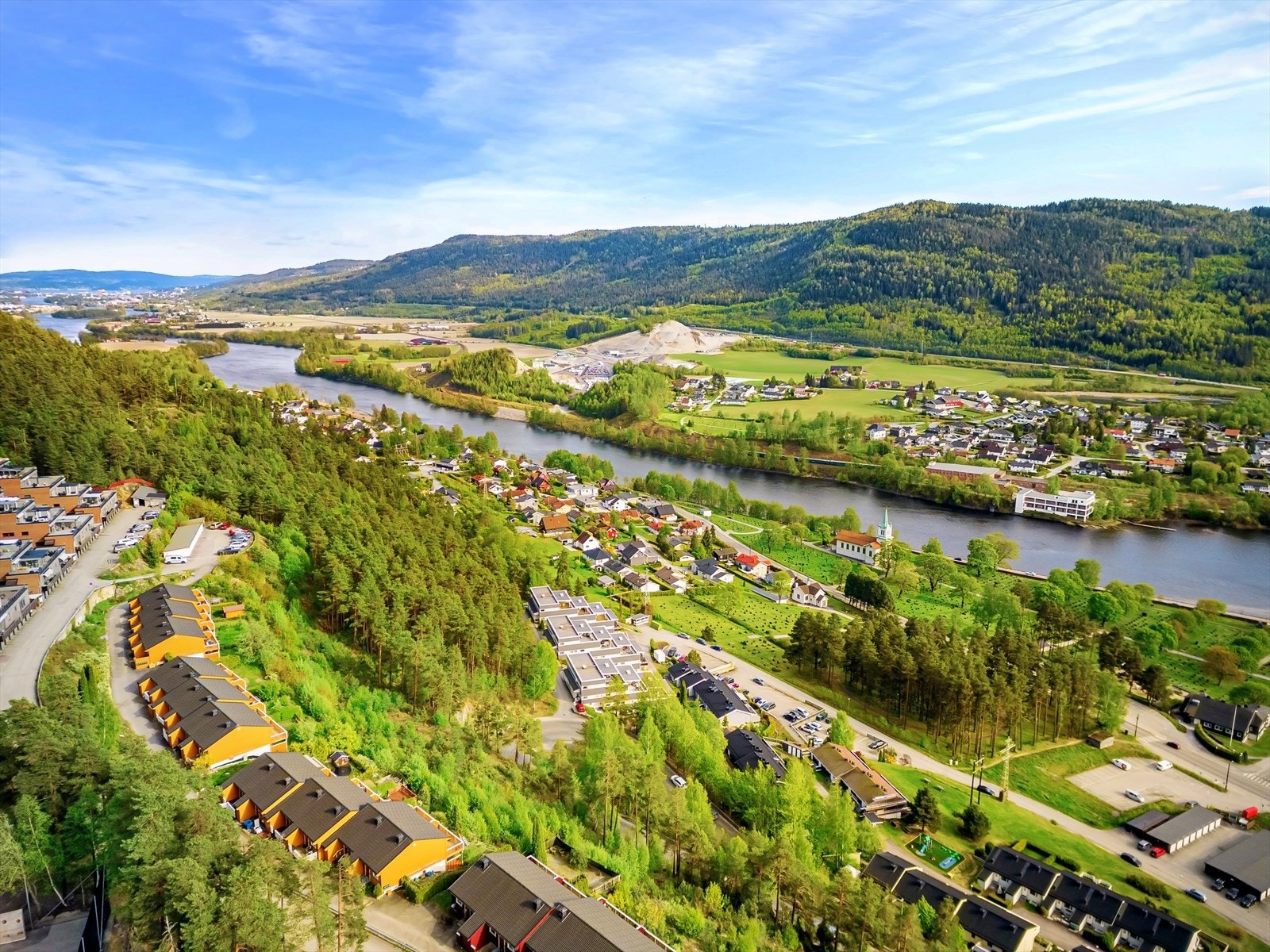 Kort vei til busstopp med bussforbindelse til Drammen og Mjøndalen. Galleribilde