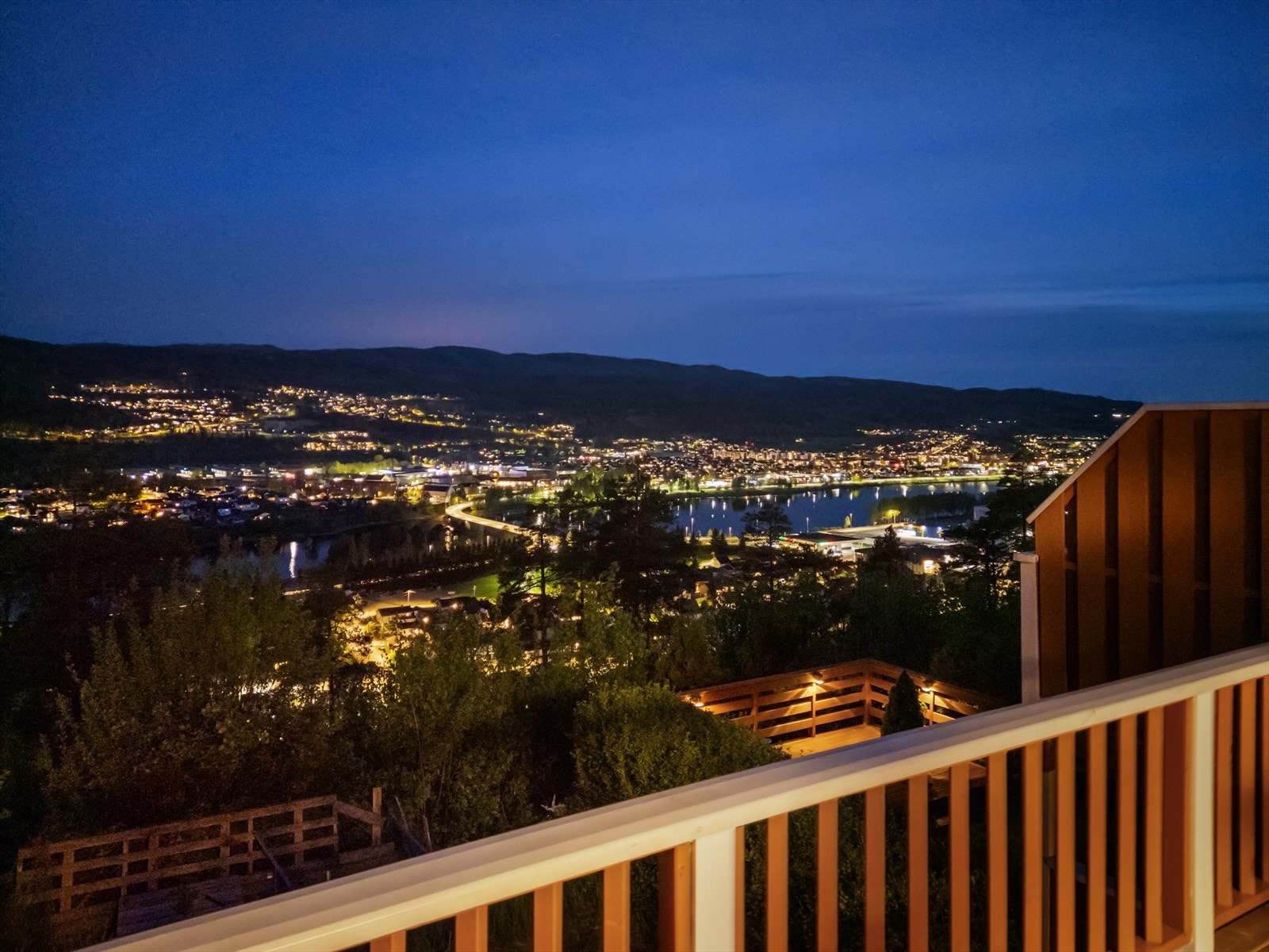 Fin utsikt fra balkongen med kveldsbelysningen. Galleribilde