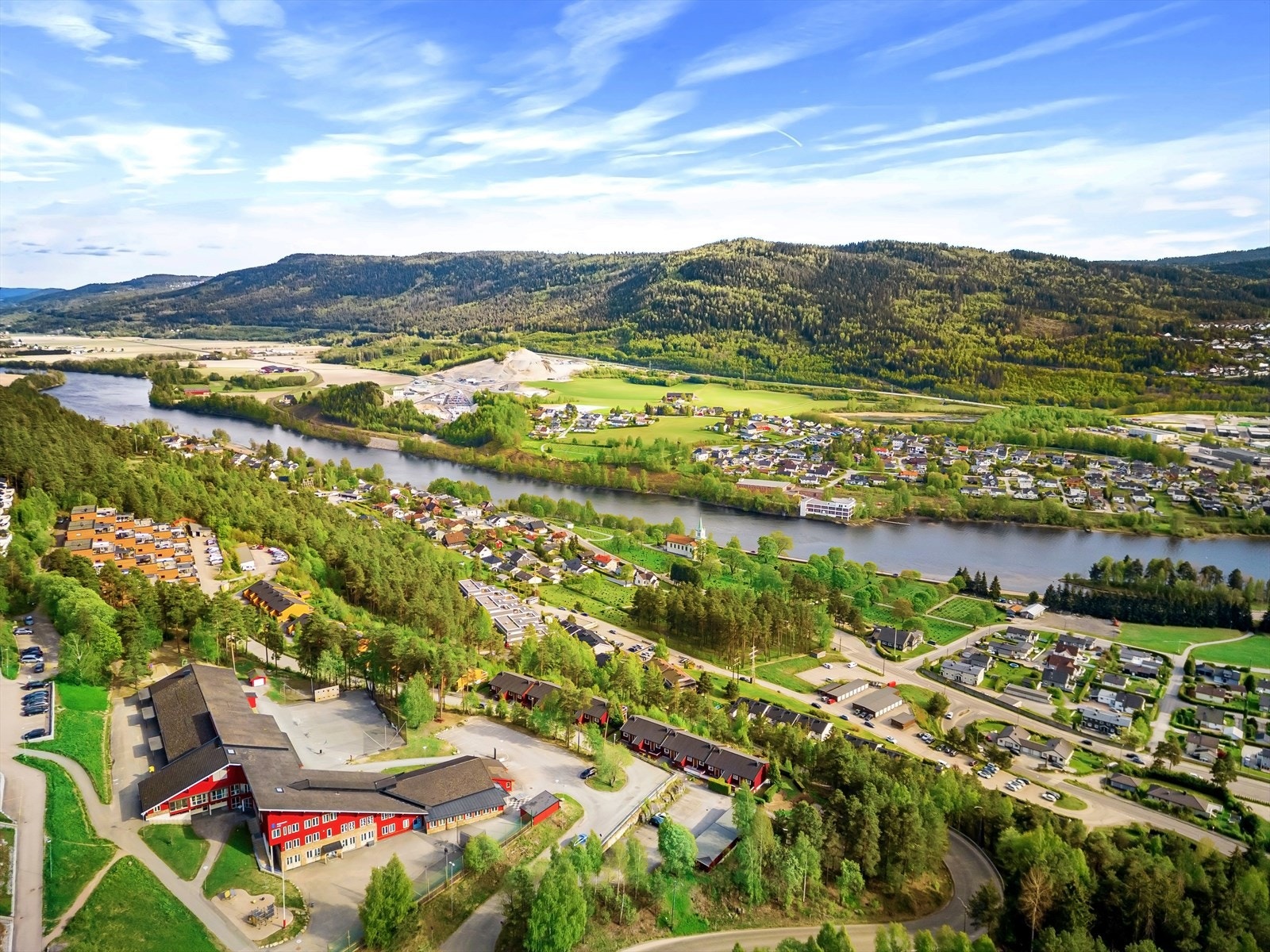 Det er ca. 55 minutters kjøring til Oslo, ca. 30 minutter til Kongsberg og ca. 15 minutter til Drammen sentrum. Galleribilde