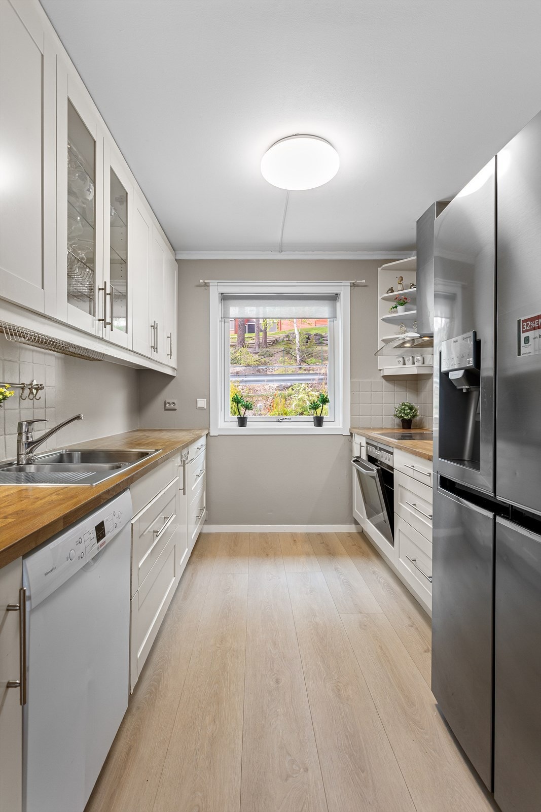 En gjennomtenkt plassering av elementene gjør kjøkkenet til et praktisk og hyggelig sted å lage mat. Galleribilde