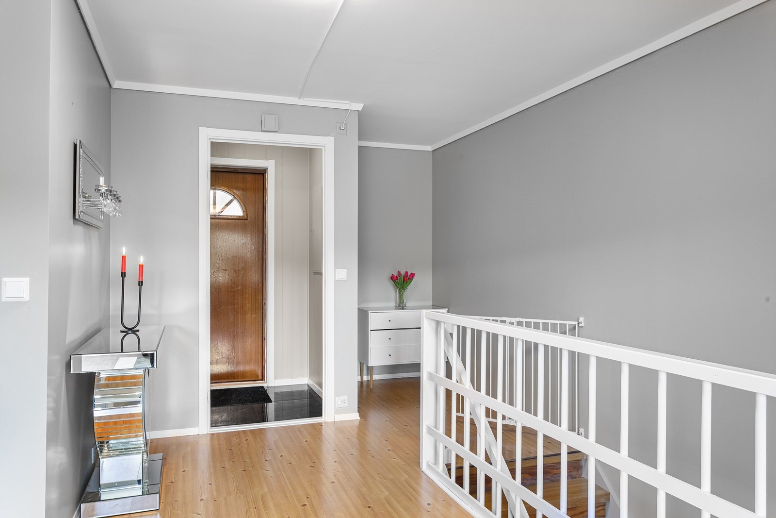 Boligen ligger i et etablert boligfelt med leiligheter, tomannsboliger og rekkehus. Galleribilde