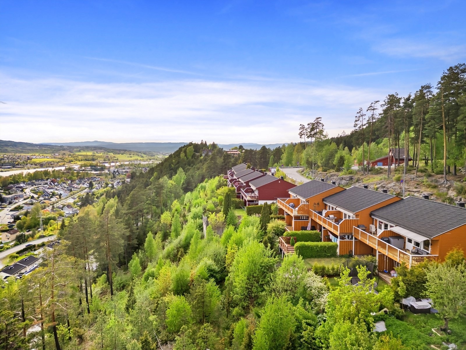 Et flott og delikat rekkehus som har fin terrasse med nydelig utsikt utover Eikerbygdene. Galleribilde