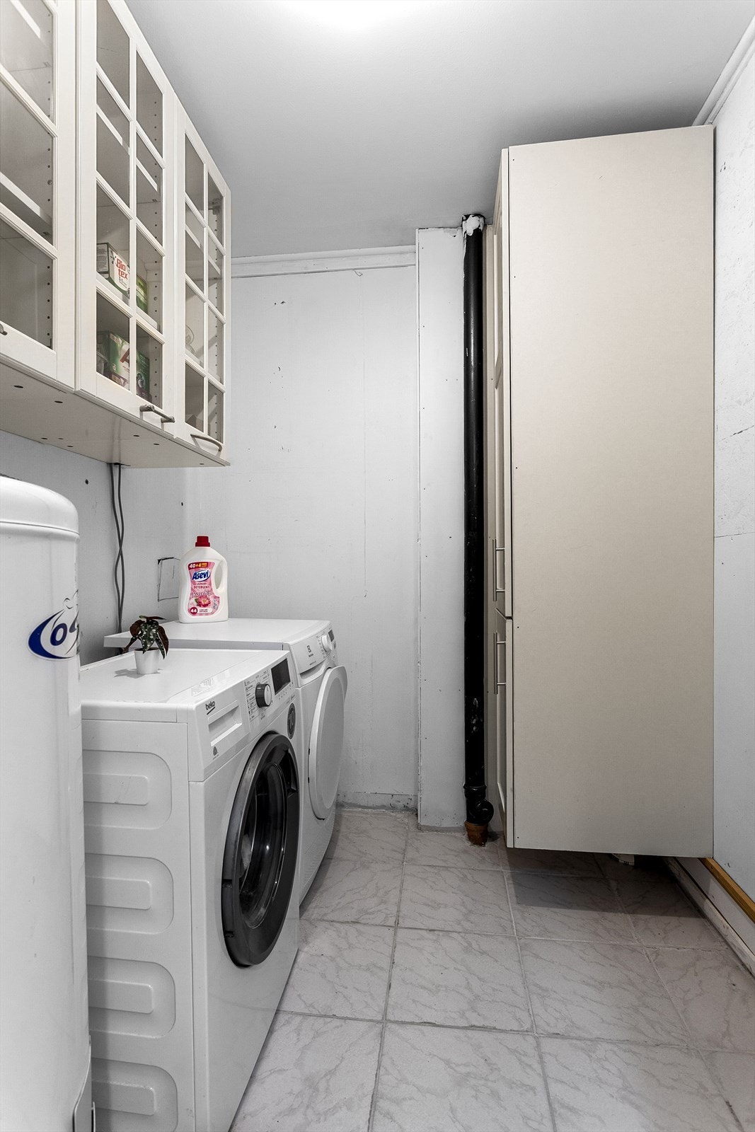 Praktisk innredet vaskerom i underetasjen med skapinnredning. Galleribilde