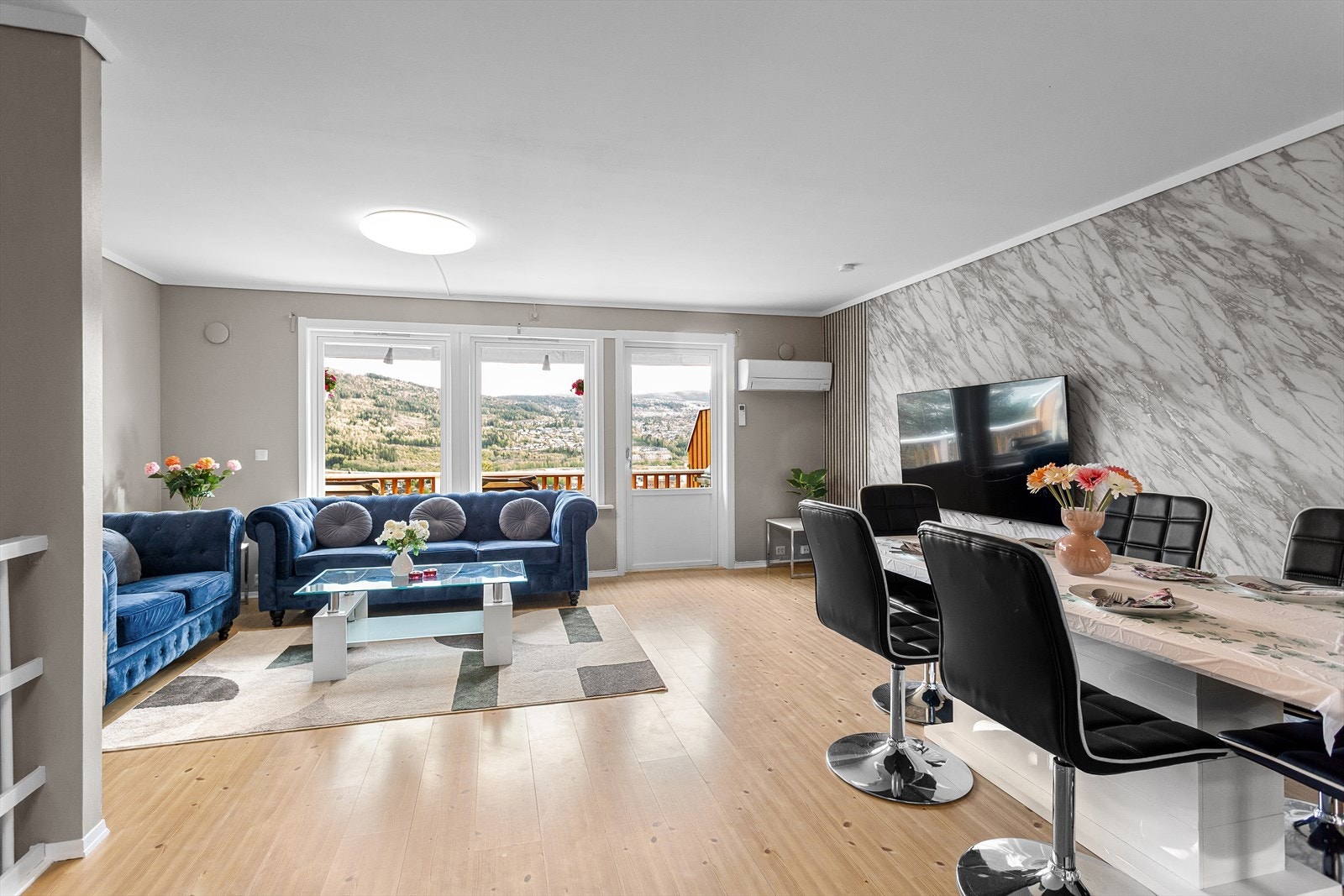 De store vindusflatene gir godt innslipp av dagslys og bringer utsikten fint inn. Galleribilde