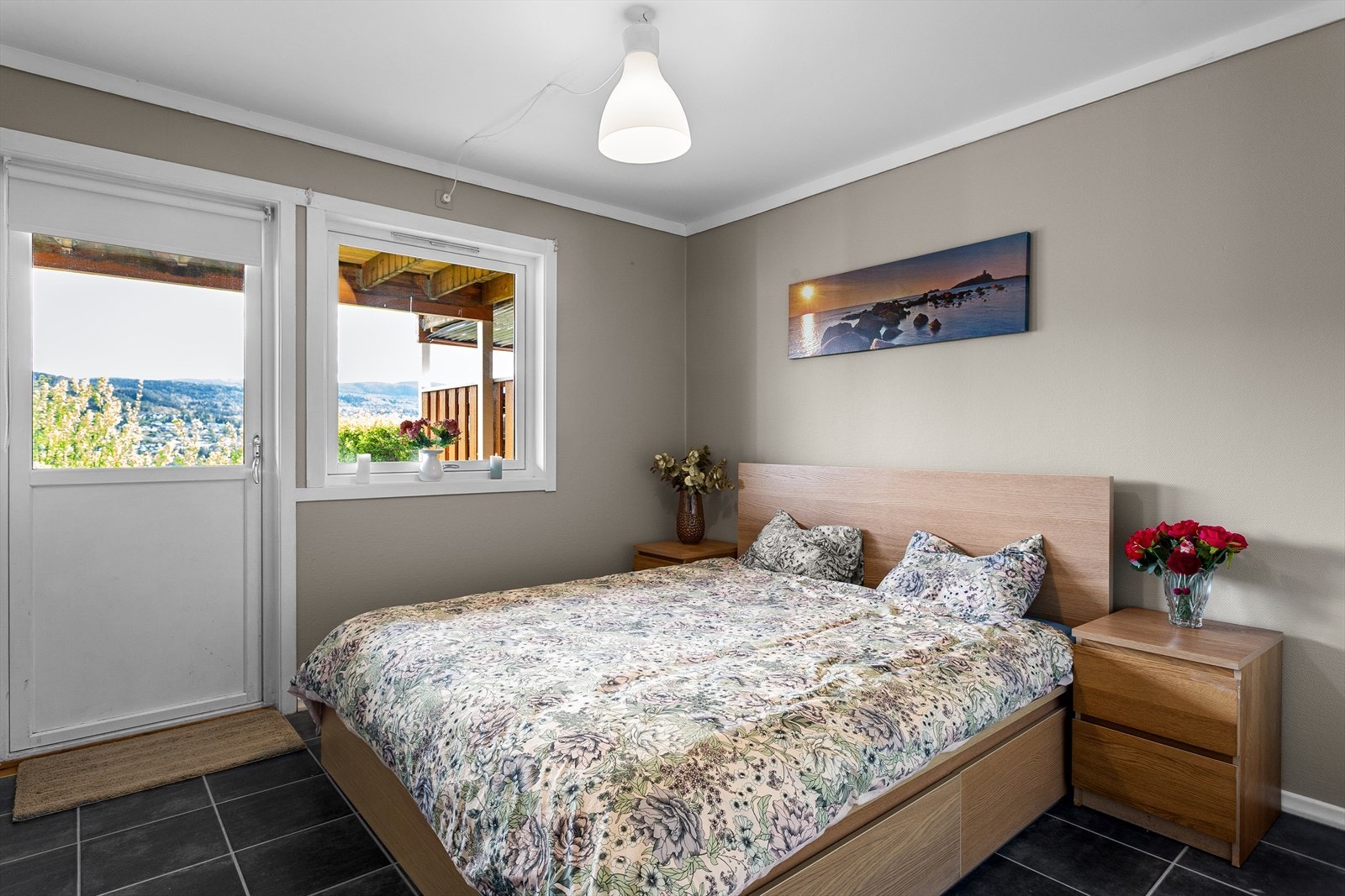 Fra hovedsoverommet er det direkte ut til en liten og koselig hage. Galleribilde