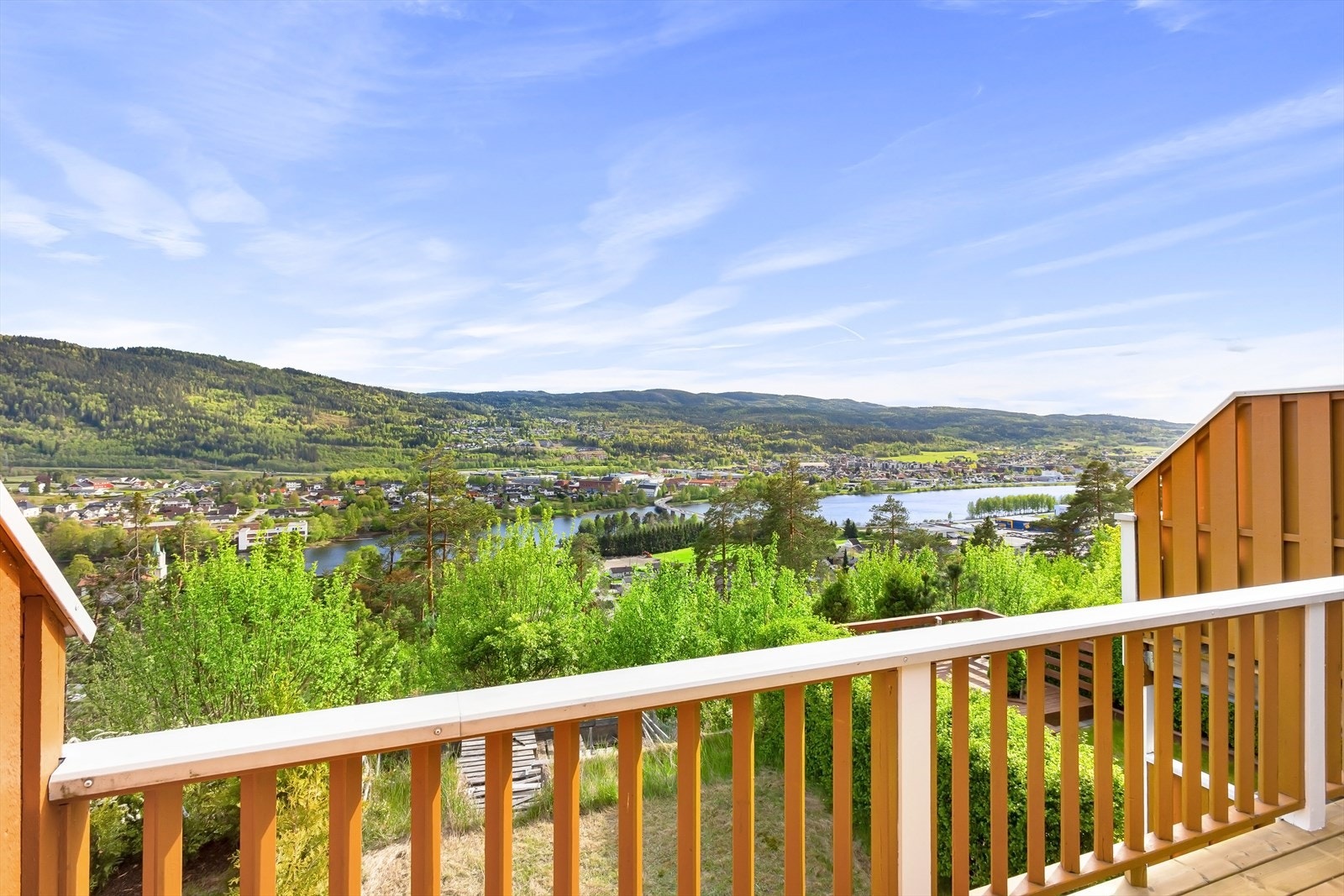 Fra boligen har du storslått utsikt utover Eikerbygdene og mot Kongsberg. Galleribilde