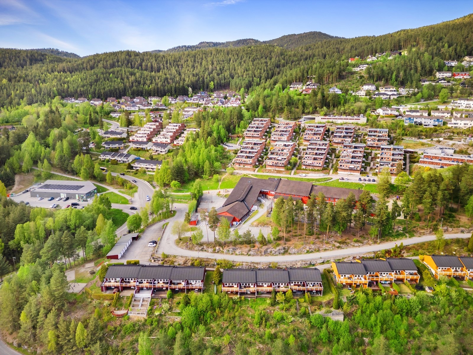 Det er kort gangavstand til barneskole (1.-7. klasse), barnehage og nærbutikk. Galleribilde