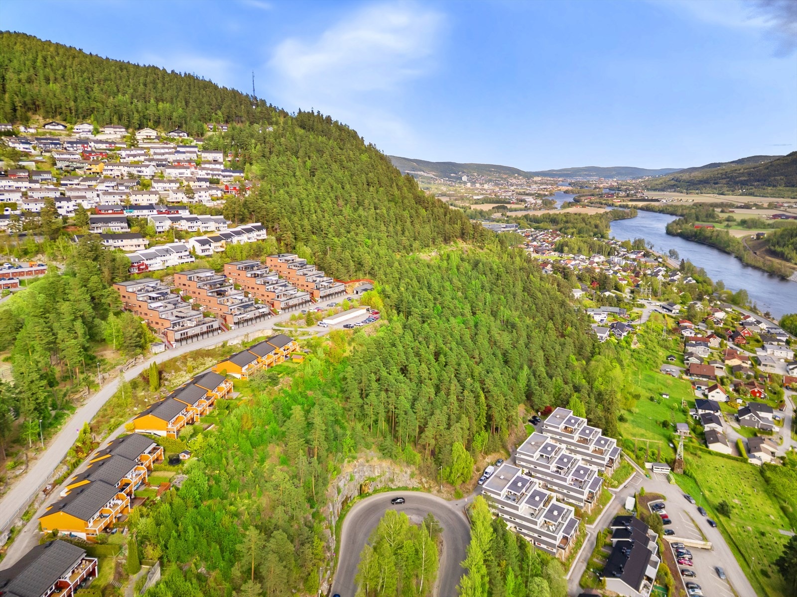 I Krokstadelva finner du bl.a. Buskerud storsenter med de fleste servicetilbud og Eknes idrettshall med svømmehall. Galleribilde