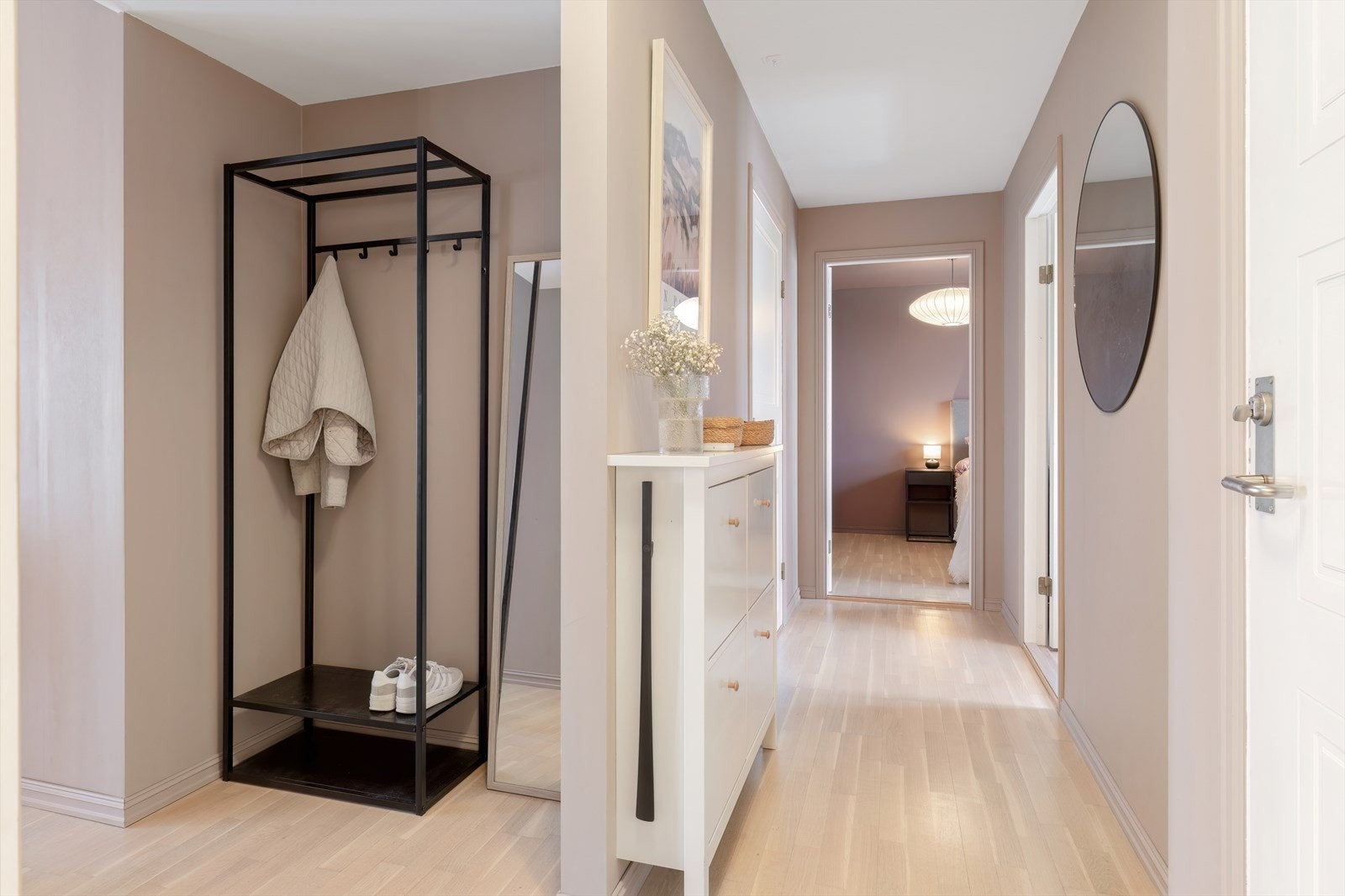 Vinkelformet gang med god plass til yttertøy og sko Galleribilde